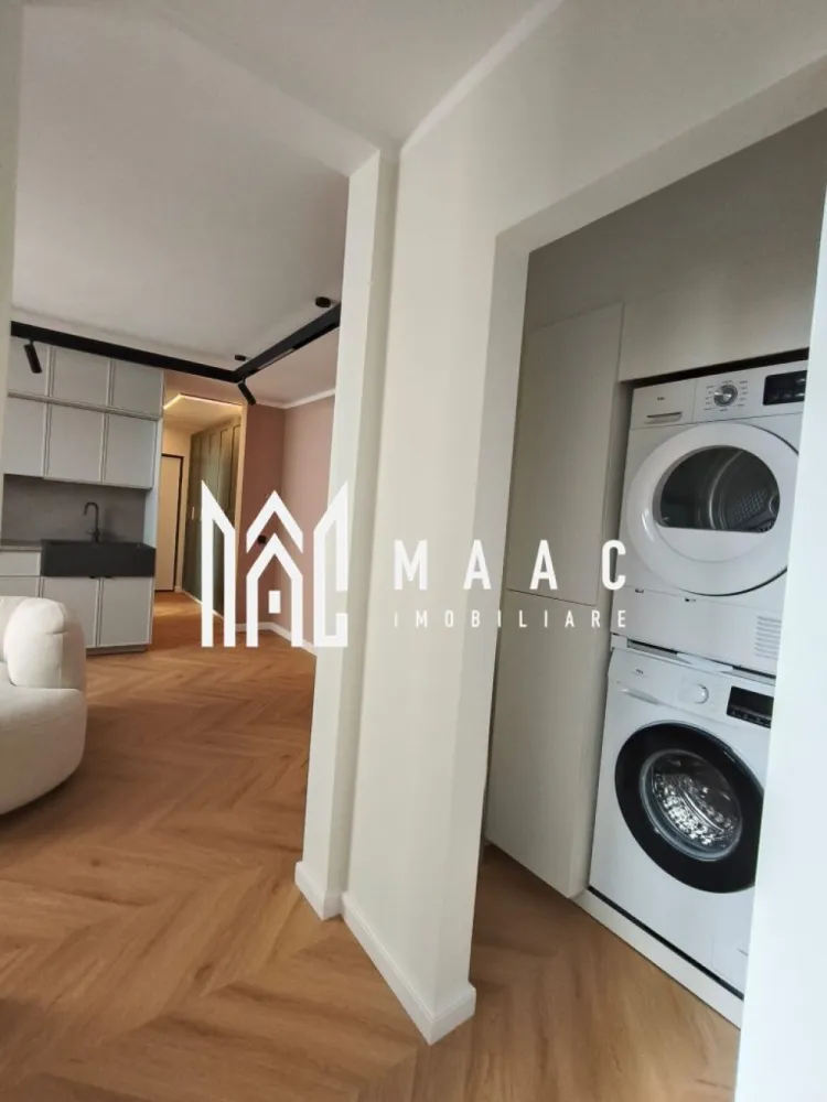 Apartament 2 camere | Incalzire in Pardoseala | Zona Liceul Economic - MAAC Imobiliare vă propune spre închiriere un apartament modern, complet renovat, situat la parter in una dintre zonele bine conectate ale orașului Sibiu. Compartimentare • living cu bucătărie open-space • dormitor complet mobilat • cameră suplimentară ce poate fi mobilată în funcție de nevoile chiriașului (birou sau al doilea dormitor) Dotări și beneficii • încălzire în pardoseală • sistem de cogenerare al cartierului • instalații electrice și sanitare refăcute integral • electrocasnice încorporate • mașină de spălat vase • mașină de spălat rufe și uscător • Smart TV • locuri de parcare disponibile în spatele blocului Alte informații • apartamentul este la prima închiriere • disponibil din mijlocul lunii martie • masa și scaunele de dining vor fi livrate la finalul lunii martie Preț: 650 € / lună Garanție: echivalentul unei luni de chirie Mențiune: nu se acceptă animale de companie. Pentru mai multe detalii sau pentru programarea unei vizionări, vă rugăm să ne contactați și să menționați ID-ul proprietății: CP2974258. }}