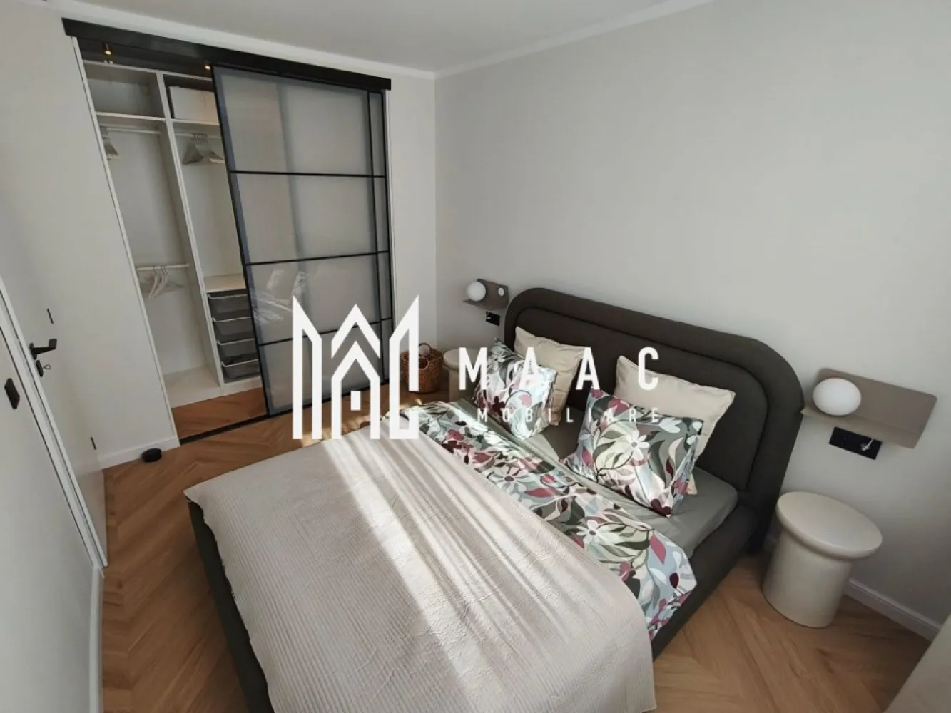 Apartament 2 camere | Incalzire in Pardoseala | Zona Liceul Economic - MAAC Imobiliare vă propune spre închiriere un apartament modern, complet renovat, situat la parter in una dintre zonele bine conectate ale orașului Sibiu. Compartimentare • living cu bucătărie open-space • dormitor complet mobilat • cameră suplimentară ce poate fi mobilată în funcție de nevoile chiriașului (birou sau al doilea dormitor) Dotări și beneficii • încălzire în pardoseală • sistem de cogenerare al cartierului • instalații electrice și sanitare refăcute integral • electrocasnice încorporate • mașină de spălat vase • mașină de spălat rufe și uscător • Smart TV • locuri de parcare disponibile în spatele blocului Alte informații • apartamentul este la prima închiriere • disponibil din mijlocul lunii martie • masa și scaunele de dining vor fi livrate la finalul lunii martie Preț: 650 € / lună Garanție: echivalentul unei luni de chirie Mențiune: nu se acceptă animale de companie. Pentru mai multe detalii sau pentru programarea unei vizionări, vă rugăm să ne contactați și să menționați ID-ul proprietății: CP2974258. }}