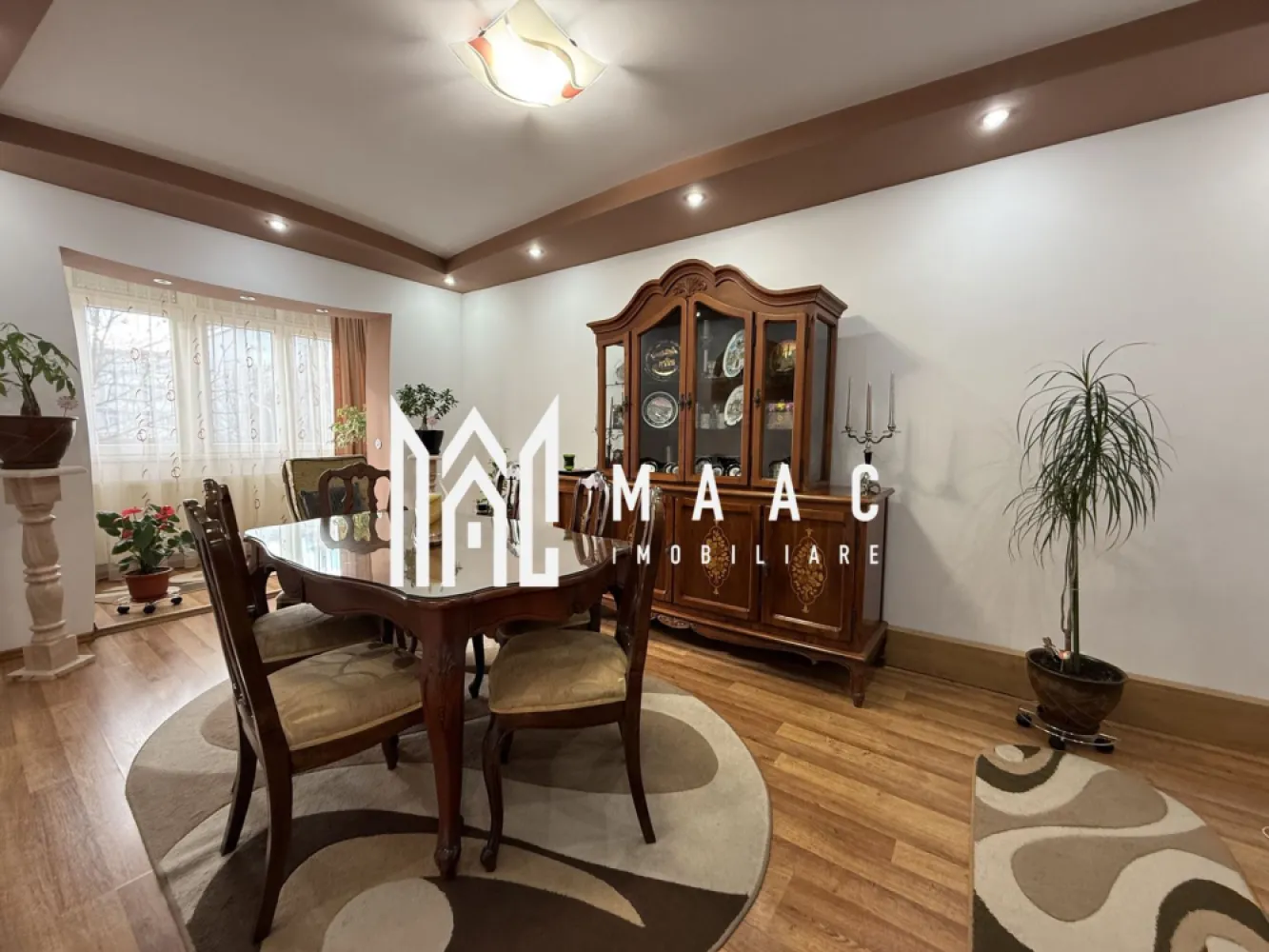 Apartament 4 camere | Etaj 2 | Balcon | 70 MP | Valea Aurie - MAAC Imobiliare vă propune spre vânzare un apartament cu 4 camere, situat în cartierul Valea Aurie. Caracteristici: Suprafață utilă: 70 mp Etaj: 2 din 4 Compartimentare: decomandat Balcoane: 2 balcoane Pivniță: inclusă Izolat termic exterior Dotări și finisaje: Centrala termică nouă, cu opțiune de control prin telefon Aer condiționat Bucătărie complet mobilată și utilată Baie principală cu geam + grup sanitar de serviciu Două debarale Living și 3 dormitoare, dintre care unul transformat într-un dressing spațios Pentru mai multe detalii precizati telefonic ca ati vazut anuntul cu ID: CP2828378 }}