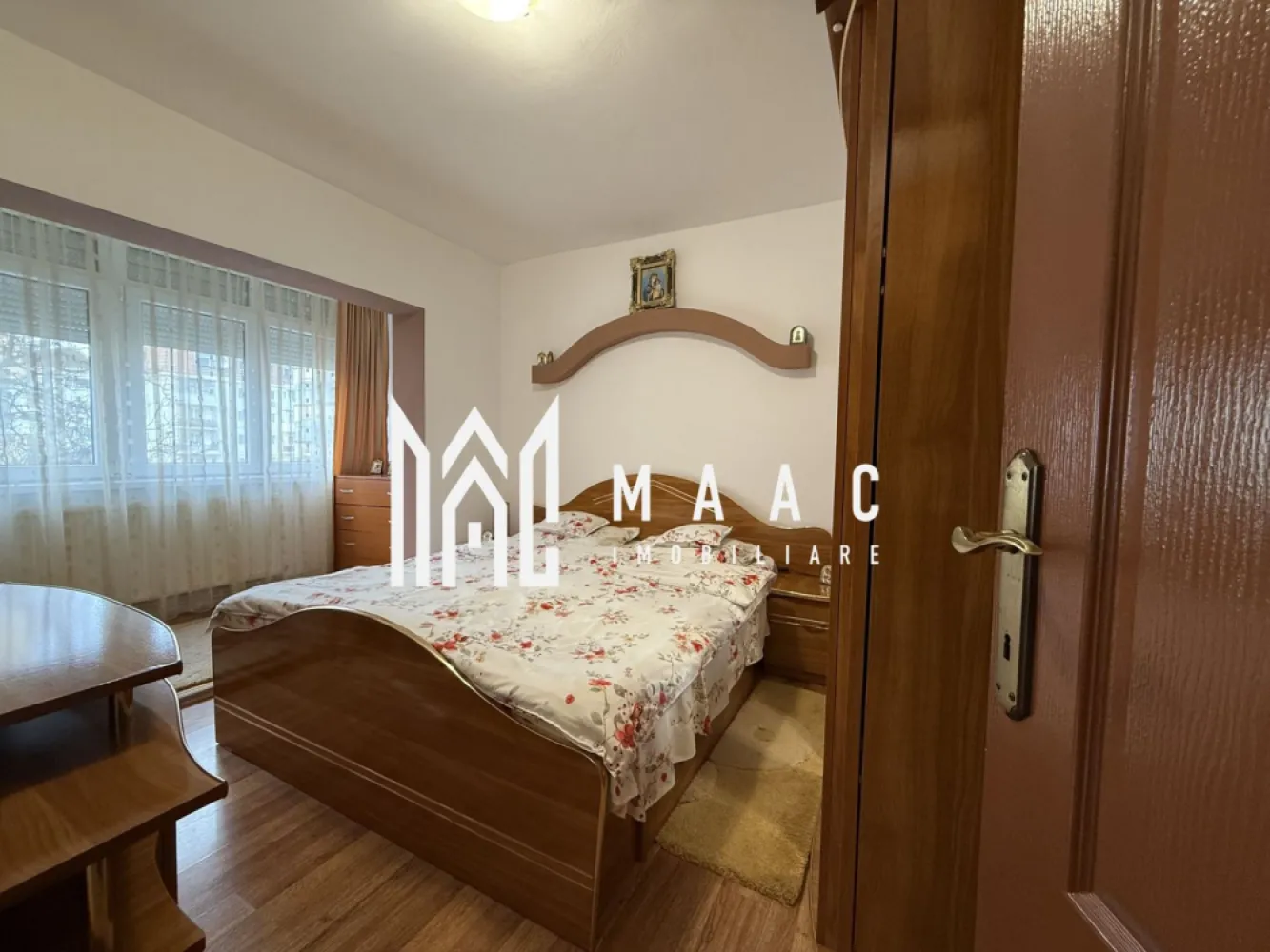 Apartament 4 camere | Etaj 2 | Balcon | 70 MP | Valea Aurie - MAAC Imobiliare vă propune spre vânzare un apartament cu 4 camere, situat în cartierul Valea Aurie. Caracteristici: Suprafață utilă: 70 mp Etaj: 2 din 4 Compartimentare: decomandat Balcoane: 2 balcoane Pivniță: inclusă Izolat termic exterior Dotări și finisaje: Centrala termică nouă, cu opțiune de control prin telefon Aer condiționat Bucătărie complet mobilată și utilată Baie principală cu geam + grup sanitar de serviciu Două debarale Living și 3 dormitoare, dintre care unul transformat într-un dressing spațios Pentru mai multe detalii precizati telefonic ca ati vazut anuntul cu ID: CP2828378 }}