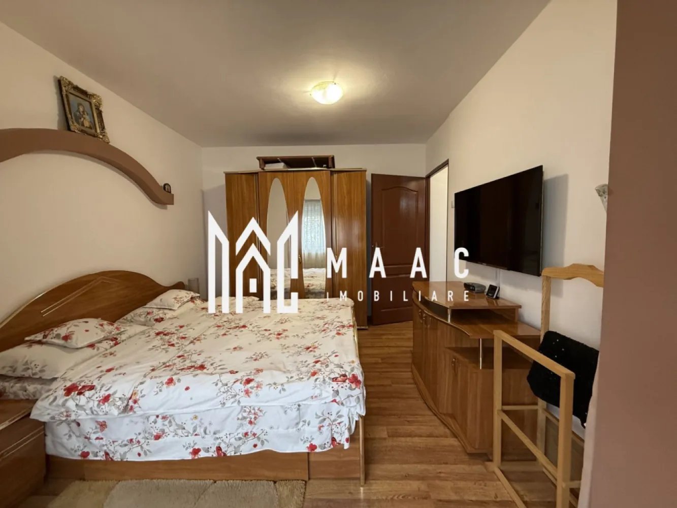 Apartament 4 camere | Etaj 2 | Balcon | 70 MP | Valea Aurie - MAAC Imobiliare vă propune spre vânzare un apartament cu 4 camere, situat în cartierul Valea Aurie. Caracteristici: Suprafață utilă: 70 mp Etaj: 2 din 4 Compartimentare: decomandat Balcoane: 2 balcoane Pivniță: inclusă Izolat termic exterior Dotări și finisaje: Centrala termică nouă, cu opțiune de control prin telefon Aer condiționat Bucătărie complet mobilată și utilată Baie principală cu geam + grup sanitar de serviciu Două debarale Living și 3 dormitoare, dintre care unul transformat într-un dressing spațios Pentru mai multe detalii precizati telefonic ca ati vazut anuntul cu ID: CP2828378 }}