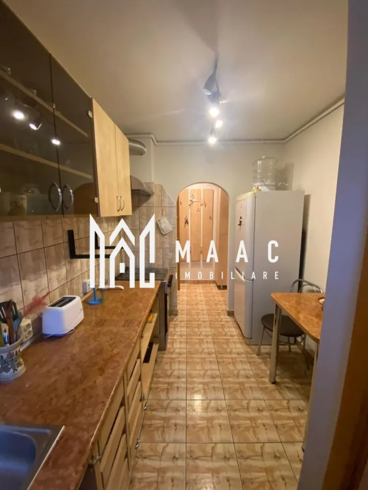 Apartament 2 camere | Balcon | Pivniță | Hipodrom 1 - MAAC Imobiliare vă propune spre închiriere un apartament recent renovat cu 2 camere, situat în zona Hipodrom 1 din Sibiu. Locuința semidecomandată este compusa din hol de acces, bucătărie închisă, sufragerie cu acces pe balcon, dormitor matrimonial și baie cu cabină. Se percepe o garanție în cuantumul unei chirii lunare. Nu se acceptă animale de companie. Se predă mobilat/utilat. Pentru mai multe detalii, specificați telefonic ca ati văzut anunțul cu ID: CP2967492. }}