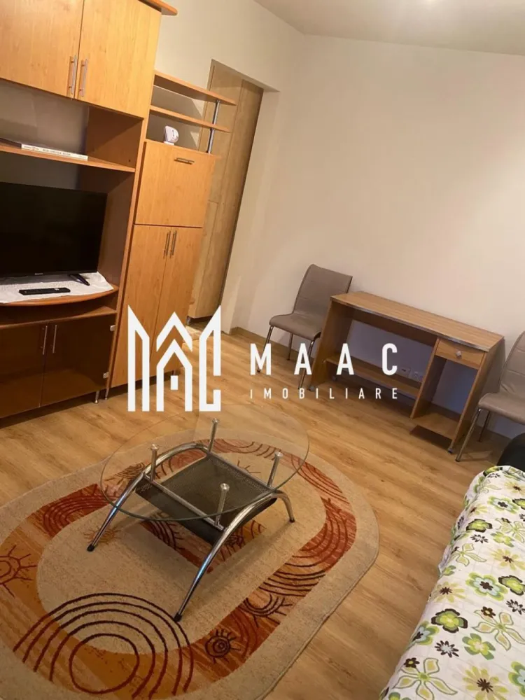 Apartament 2 camere | Balcon | Pivniță | Hipodrom 1 - MAAC Imobiliare vă propune spre închiriere un apartament recent renovat cu 2 camere, situat în zona Hipodrom 1 din Sibiu. Locuința semidecomandată este compusa din hol de acces, bucătărie închisă, sufragerie cu acces pe balcon, dormitor matrimonial și baie cu cabină. Se percepe o garanție în cuantumul unei chirii lunare. Nu se acceptă animale de companie. Se predă mobilat/utilat. Pentru mai multe detalii, specificați telefonic ca ati văzut anunțul cu ID: CP2967492. }}