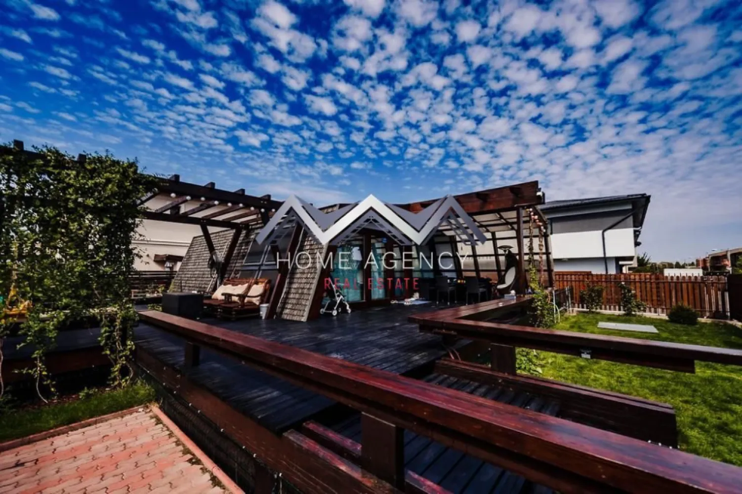 Casă premium pe parter, 3 camere – Otopeni Central - Vă prezentăm, spre vânzare, o locuință premium pe structură de lemn, situată într-un complex rezidențial modern și bine organizat, amplasat într-una dintre cele mai apreciate zone din Otopeni, foarte aproape de toate facilitățile urbane (magazine, transport in comun, școli, grădinițe). Construită exclusiv pe parter, casa oferă un stil de viață confortabil și rafinat, cu 3 camere atent compartimentate și ferestre mari, panoramice, ce asigură o luminozitate naturală excelentă și o atmosferă caldă, aerisită, pe tot parcursul zilei. Structura de lemn, alături de materialele de calitate și conceptul arhitectural contemporan, contribuie la eficiență energetică ridicată, confort termic superior și un climat interior sănătos. Compartimentarea este gândită pentru funcționalitate maximă, fiind ideală atât pentru o familie, cât și pentru un cuplu care își dorește liniște și intimitate. Complexul rezidențial oferă un cadru sigur și plăcut, cu acces controlat, vecinătăți selecte și infrastructură modernă, păstrând în același timp acces rapid către zone comerciale, transport, școli și puncte de interes. Această proprietate reprezintă alegerea ideală pentru cei care caută o casă luminoasă, eficientă și elegantă, într-un ansamblu rezidențial de calitate, aproape de toate facilitățile urbane. Programează-te acum pentru o vizionare! Dacă aveți o proprietate de vânzare/închiriere sau sunteți interesați de o proprietate aflată în portofoliul agenției noastre, vă rugăm să ne contactați la numărul de telefon din anunț sau pe adresa de email contact@homeagency.ro. }}