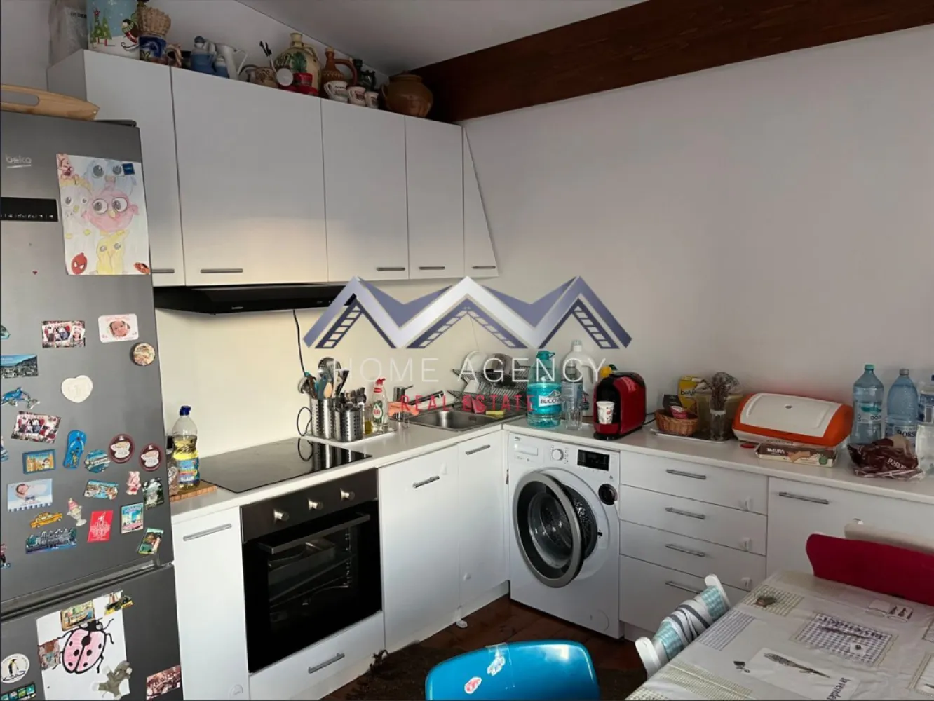 Casă premium pe parter, 3 camere – Otopeni Central - Vă prezentăm, spre vânzare, o locuință premium pe structură de lemn, situată într-un complex rezidențial modern și bine organizat, amplasat într-una dintre cele mai apreciate zone din Otopeni, foarte aproape de toate facilitățile urbane (magazine, transport in comun, școli, grădinițe). Construită exclusiv pe parter, casa oferă un stil de viață confortabil și rafinat, cu 3 camere atent compartimentate și ferestre mari, panoramice, ce asigură o luminozitate naturală excelentă și o atmosferă caldă, aerisită, pe tot parcursul zilei. Structura de lemn, alături de materialele de calitate și conceptul arhitectural contemporan, contribuie la eficiență energetică ridicată, confort termic superior și un climat interior sănătos. Compartimentarea este gândită pentru funcționalitate maximă, fiind ideală atât pentru o familie, cât și pentru un cuplu care își dorește liniște și intimitate. Complexul rezidențial oferă un cadru sigur și plăcut, cu acces controlat, vecinătăți selecte și infrastructură modernă, păstrând în același timp acces rapid către zone comerciale, transport, școli și puncte de interes. Această proprietate reprezintă alegerea ideală pentru cei care caută o casă luminoasă, eficientă și elegantă, într-un ansamblu rezidențial de calitate, aproape de toate facilitățile urbane. Programează-te acum pentru o vizionare! Dacă aveți o proprietate de vânzare/închiriere sau sunteți interesați de o proprietate aflată în portofoliul agenției noastre, vă rugăm să ne contactați la numărul de telefon din anunț sau pe adresa de email contact@homeagency.ro. }}