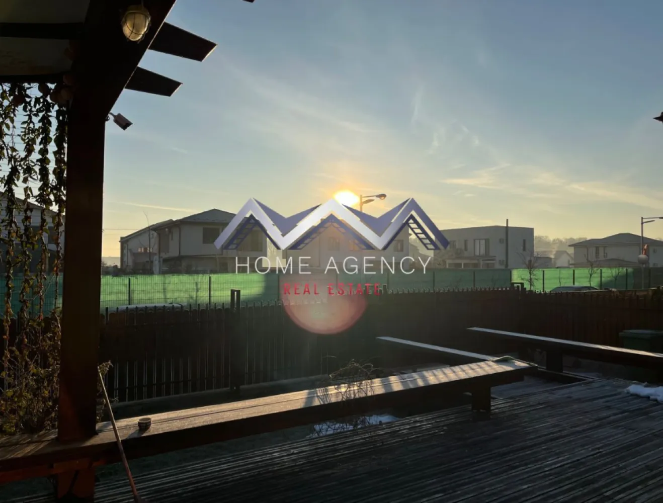 Casă premium pe parter, 3 camere – Otopeni Central - Vă prezentăm, spre vânzare, o locuință premium pe structură de lemn, situată într-un complex rezidențial modern și bine organizat, amplasat într-una dintre cele mai apreciate zone din Otopeni, foarte aproape de toate facilitățile urbane (magazine, transport in comun, școli, grădinițe). Construită exclusiv pe parter, casa oferă un stil de viață confortabil și rafinat, cu 3 camere atent compartimentate și ferestre mari, panoramice, ce asigură o luminozitate naturală excelentă și o atmosferă caldă, aerisită, pe tot parcursul zilei. Structura de lemn, alături de materialele de calitate și conceptul arhitectural contemporan, contribuie la eficiență energetică ridicată, confort termic superior și un climat interior sănătos. Compartimentarea este gândită pentru funcționalitate maximă, fiind ideală atât pentru o familie, cât și pentru un cuplu care își dorește liniște și intimitate. Complexul rezidențial oferă un cadru sigur și plăcut, cu acces controlat, vecinătăți selecte și infrastructură modernă, păstrând în același timp acces rapid către zone comerciale, transport, școli și puncte de interes. Această proprietate reprezintă alegerea ideală pentru cei care caută o casă luminoasă, eficientă și elegantă, într-un ansamblu rezidențial de calitate, aproape de toate facilitățile urbane. Programează-te acum pentru o vizionare! Dacă aveți o proprietate de vânzare/închiriere sau sunteți interesați de o proprietate aflată în portofoliul agenției noastre, vă rugăm să ne contactați la numărul de telefon din anunț sau pe adresa de email contact@homeagency.ro. }}