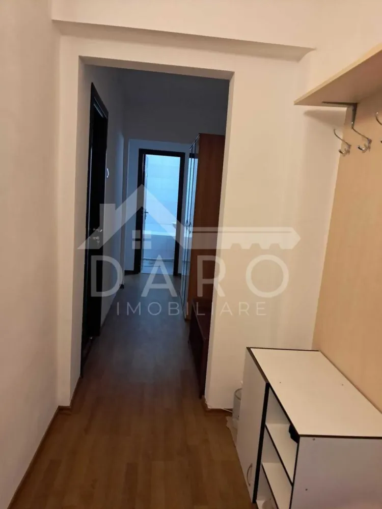 Apartament 3 Camere de Inchiriat zona Fortuna - 🏡 Apartament 3 camere de închiriat | Zona Fortuna | 450 €/lună Se oferă spre închiriere apartament cu 3 camere decomandate, situat în Târgu Mureș, zona Fortuna, într-o locație foarte bună, aproape de tot ce ai nevoie pentru un trai comod și liniștit. 💰 Chirie: 450 €/lună 📐 Suprafață utilă: 63 mp 🏢 Etaj: 7 ✔ bloc izolat termic ✔ lift nou Apartamentul este proaspăt renovat și proaspăt mobilat, fiind pregătit pentru mutare imediată. Totul este curat, luminos și bine organizat, ideal pentru familie, cuplu sau persoane care își doresc mai mult spațiu și confort. 🏠 Compartimentare: ✔ living spațios și luminos ✔ 2 dormitoare ✔ bucătărie separată ✔ baie ✔ hol generos ✨ Dotări și avantaje: ✔ mobilat recent ✔ renovat recent ✔ bucătărie practică și bine organizată ✔ baie modernizată, cu cadă ✔ camere luminoase și aerisite ✔ parchet din lemn în camere ✔ spații bune de depozitare ✔ apartament îngrijit, gata de locuit 📍 Avantaje locație: ✔ zona Fortuna – foarte căutată ✔ aproape de magazine, farmacii și servicii ✔ acces rapid la mijloace de transport ✔ zonă bună, cu acces facil către restul orașului 💎 Un apartament potrivit pentru cei care caută spațiu, lumină și confort, într-o zonă foarte bună din Târgu Mureș. 🤝 Proprietate promovată prin DARO Imobiliare 💳 Dacă pe viitor dorești să cumperi o locuință, prin Kiwi Finance te putem ajuta cu obținerea creditului: ✔ analiză GRATUITĂ a eligibilității ✔ oferte de la peste 12 bănci ✔ negocierea dobânzii ✔ suport complet până la semnare 📞 Detalii și vizionări: Coman Maria – DARO Imobiliare & Kiwi Finance 📱 0749 535 729 }}