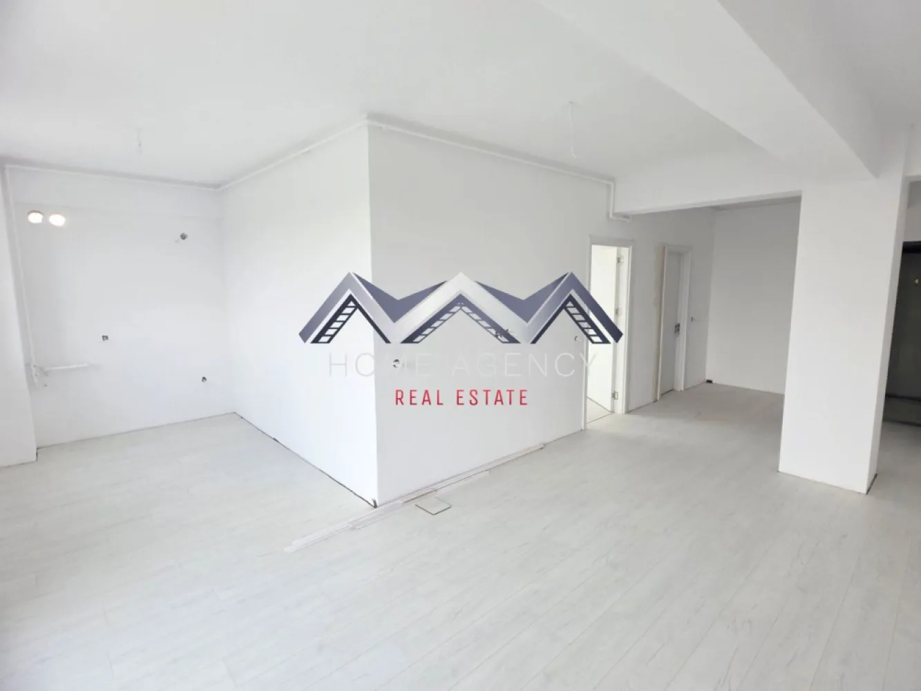 Apartament 2 camere Otopeni - bucătărie retrasă, parcare - Vă propunem, spre vânzare, un apartament cu 2 camere și bucătărie retrasă (se poate închide dacă se dorește), situat într-un ansamblu rezidențial nou din Otopeni, un proiect aflat în plină dezvoltare și conceput pentru confort, funcționalitate și un stil de viață echilibrat. Localizarea excelentă, cu acces rapid către DN1, Aeroport, Centură, București și către principalele puncte de interes din Nordul Capitalei, transformă această locuință într-o alegere potrivită atât pentru rezidență permanentă, cât și pentru investiție. Această variantă de compartimentare se remarcă printr-o organizare eficientă a spațiilor, oferind o bucătărie retrasă și complet separată de zona de zi. Holuri generoase permit integrarea unor spații suplimentare de depozitare, contribuind la un confort ridicat zi cu zi. Apartamentele se predau "la cheie", cu finisaje moderne incluse, astfel încât viitorii proprietari să se bucure de o locuință complet funcțională încă din prima zi. Baia este echipată cu gresie, faianță și obiecte sanitare, iar centrala termică proprie asigură independență și flexibilitate în gestionarea consumului. Fiecare unitate este proiectată pentru a oferi confort pe termen lung și un stil de viață echilibrat. Imobilul se predă racordat la toate utilitățile publice. Disponibilitate multiplă, inclusiv la demisol (preț mai avantajos). Prețul include un loc de parcare propriu, un avantaj ideal. Achiziția se face direct de la dezvoltator, cu comision zero, iar prețul afișat nu include TVA. Pentru planurile detaliate, informații complete despre compartimentare sau pentru programarea unei vizite pe șantier, echipa noastră de vânzări îți stă la dispoziție. Sună acum! }}