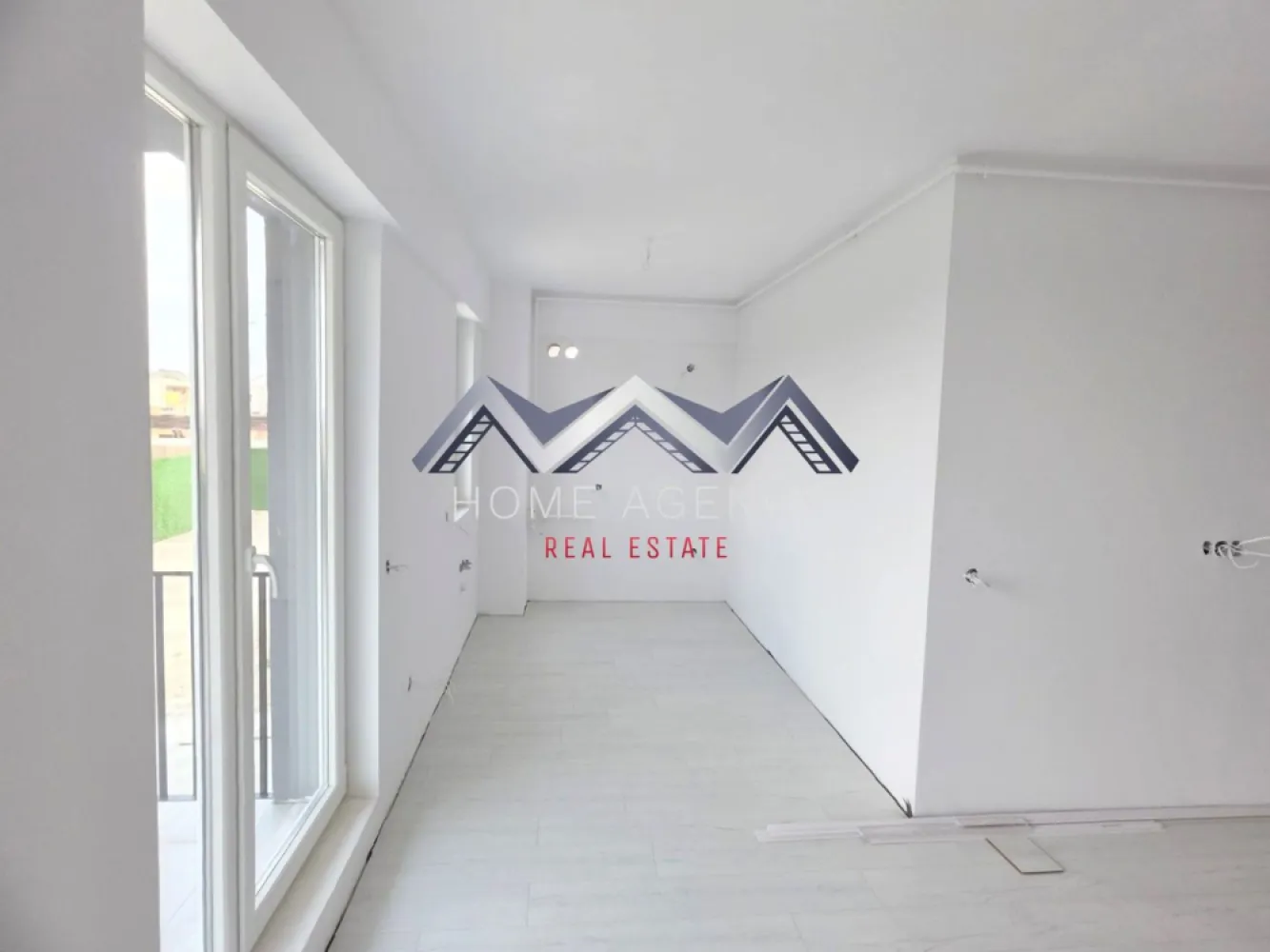 Apartament 2 camere Otopeni - bucătărie retrasă, parcare - Vă propunem, spre vânzare, un apartament cu 2 camere și bucătărie retrasă (se poate închide dacă se dorește), situat într-un ansamblu rezidențial nou din Otopeni, un proiect aflat în plină dezvoltare și conceput pentru confort, funcționalitate și un stil de viață echilibrat. Localizarea excelentă, cu acces rapid către DN1, Aeroport, Centură, București și către principalele puncte de interes din Nordul Capitalei, transformă această locuință într-o alegere potrivită atât pentru rezidență permanentă, cât și pentru investiție. Această variantă de compartimentare se remarcă printr-o organizare eficientă a spațiilor, oferind o bucătărie retrasă și complet separată de zona de zi. Holuri generoase permit integrarea unor spații suplimentare de depozitare, contribuind la un confort ridicat zi cu zi. Apartamentele se predau "la cheie", cu finisaje moderne incluse, astfel încât viitorii proprietari să se bucure de o locuință complet funcțională încă din prima zi. Baia este echipată cu gresie, faianță și obiecte sanitare, iar centrala termică proprie asigură independență și flexibilitate în gestionarea consumului. Fiecare unitate este proiectată pentru a oferi confort pe termen lung și un stil de viață echilibrat. Imobilul se predă racordat la toate utilitățile publice. Disponibilitate multiplă, inclusiv la demisol (preț mai avantajos). Prețul include un loc de parcare propriu, un avantaj ideal. Achiziția se face direct de la dezvoltator, cu comision zero, iar prețul afișat nu include TVA. Pentru planurile detaliate, informații complete despre compartimentare sau pentru programarea unei vizite pe șantier, echipa noastră de vânzări îți stă la dispoziție. Sună acum! }}