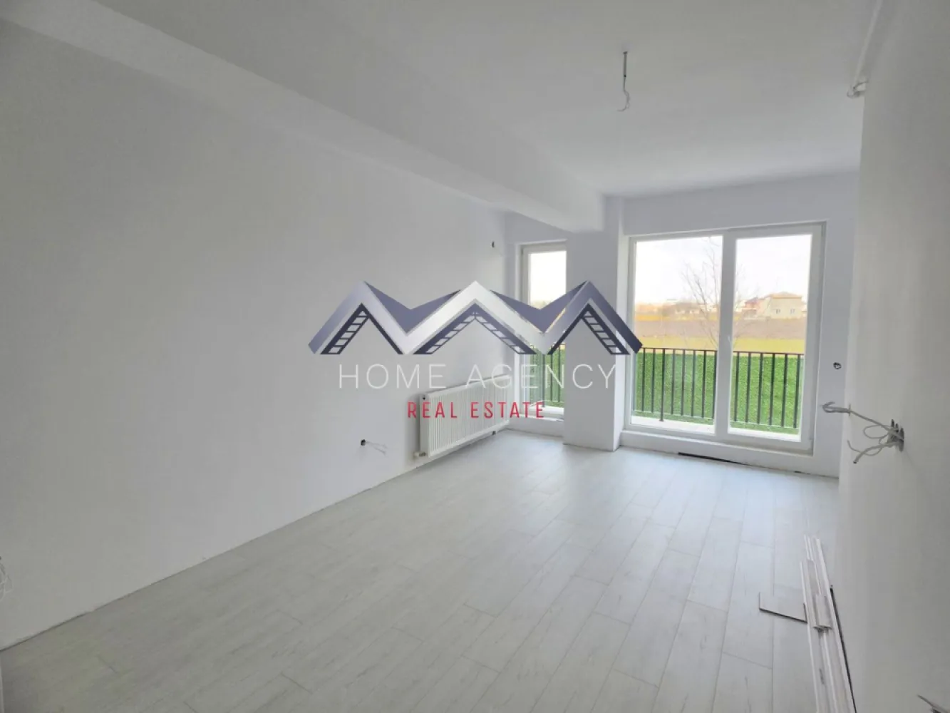 Apartament 2 camere Otopeni - bucătărie retrasă, parcare - Vă propunem, spre vânzare, un apartament cu 2 camere și bucătărie retrasă (se poate închide dacă se dorește), situat într-un ansamblu rezidențial nou din Otopeni, un proiect aflat în plină dezvoltare și conceput pentru confort, funcționalitate și un stil de viață echilibrat. Localizarea excelentă, cu acces rapid către DN1, Aeroport, Centură, București și către principalele puncte de interes din Nordul Capitalei, transformă această locuință într-o alegere potrivită atât pentru rezidență permanentă, cât și pentru investiție. Această variantă de compartimentare se remarcă printr-o organizare eficientă a spațiilor, oferind o bucătărie retrasă și complet separată de zona de zi. Holuri generoase permit integrarea unor spații suplimentare de depozitare, contribuind la un confort ridicat zi cu zi. Apartamentele se predau "la cheie", cu finisaje moderne incluse, astfel încât viitorii proprietari să se bucure de o locuință complet funcțională încă din prima zi. Baia este echipată cu gresie, faianță și obiecte sanitare, iar centrala termică proprie asigură independență și flexibilitate în gestionarea consumului. Fiecare unitate este proiectată pentru a oferi confort pe termen lung și un stil de viață echilibrat. Imobilul se predă racordat la toate utilitățile publice. Disponibilitate multiplă, inclusiv la demisol (preț mai avantajos). Prețul include un loc de parcare propriu, un avantaj ideal. Achiziția se face direct de la dezvoltator, cu comision zero, iar prețul afișat nu include TVA. Pentru planurile detaliate, informații complete despre compartimentare sau pentru programarea unei vizite pe șantier, echipa noastră de vânzări îți stă la dispoziție. Sună acum! }}