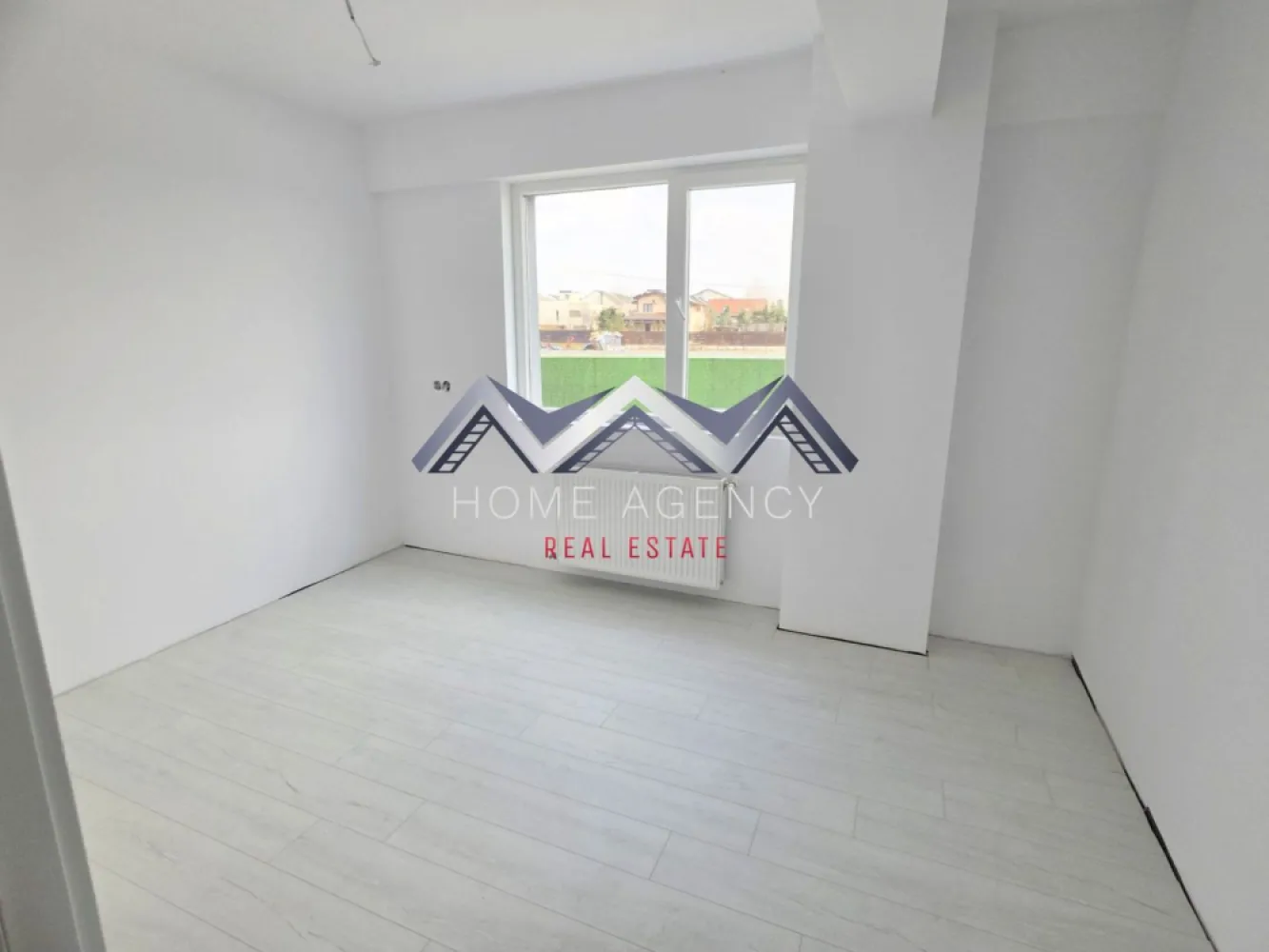 Apartament 2 camere Otopeni - bucătărie retrasă, parcare - Vă propunem, spre vânzare, un apartament cu 2 camere și bucătărie retrasă (se poate închide dacă se dorește), situat într-un ansamblu rezidențial nou din Otopeni, un proiect aflat în plină dezvoltare și conceput pentru confort, funcționalitate și un stil de viață echilibrat. Localizarea excelentă, cu acces rapid către DN1, Aeroport, Centură, București și către principalele puncte de interes din Nordul Capitalei, transformă această locuință într-o alegere potrivită atât pentru rezidență permanentă, cât și pentru investiție. Această variantă de compartimentare se remarcă printr-o organizare eficientă a spațiilor, oferind o bucătărie retrasă și complet separată de zona de zi. Holuri generoase permit integrarea unor spații suplimentare de depozitare, contribuind la un confort ridicat zi cu zi. Apartamentele se predau "la cheie", cu finisaje moderne incluse, astfel încât viitorii proprietari să se bucure de o locuință complet funcțională încă din prima zi. Baia este echipată cu gresie, faianță și obiecte sanitare, iar centrala termică proprie asigură independență și flexibilitate în gestionarea consumului. Fiecare unitate este proiectată pentru a oferi confort pe termen lung și un stil de viață echilibrat. Imobilul se predă racordat la toate utilitățile publice. Disponibilitate multiplă, inclusiv la demisol (preț mai avantajos). Prețul include un loc de parcare propriu, un avantaj ideal. Achiziția se face direct de la dezvoltator, cu comision zero, iar prețul afișat nu include TVA. Pentru planurile detaliate, informații complete despre compartimentare sau pentru programarea unei vizite pe șantier, echipa noastră de vânzări îți stă la dispoziție. Sună acum! }}