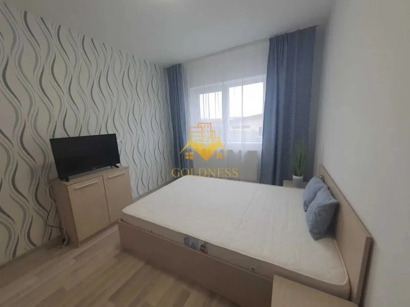 2 camere decomandate, modern, parcare, Cartierul Buna Ziua, Zona Audi - GOLDNESS Imobiliare vă propune spre închiriere un apartament cu 2 camere decomandate complet mobilat și utilat, la Parter într-un imobil de 4 etaje, în cartierul Buna Ziua. Apartamentul este compartimentat astfel: - dormitor cu pat matrimonial, dulap pentru haine, noptiere - dormitor cu pat matrimonial, spatiu pentru depozitare, noptiere - bucataria complet utilată, loc de servit masa - baie cu vana, calorifer port prosop inox și dulap pentru depozitare. Imobilul este dotat cu toate cele necesare- centrală pe bloc , frigider, aragaz, frigider etc. Se află în apropierea stațiilor de transport în comun, magazine, restaurante, spații verzi, farmacii, etc. Dispune de loc de parcare! Dacă sunteți interesați de acest apartament și doriți să îl vizionați, dar și pentru alte oferte sau detalii nu ezitați să ne contactați telefonic sau prin e-mail - goldnessimobiliare@gmail.com. Vă stăm la dispoziție! Pentru intermediere se percepe un comision de 50% din prețul chiriei! }}