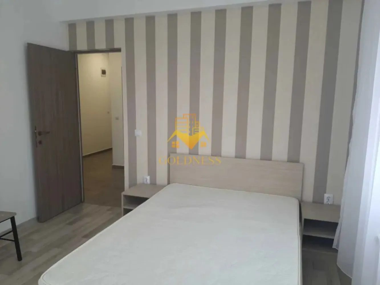 2 camere decomandate, modern, parcare, Cartierul Buna Ziua, Zona Audi - GOLDNESS Imobiliare vă propune spre închiriere un apartament cu 2 camere decomandate complet mobilat și utilat, la Parter într-un imobil de 4 etaje, în cartierul Buna Ziua. Apartamentul este compartimentat astfel: - dormitor cu pat matrimonial, dulap pentru haine, noptiere - dormitor cu pat matrimonial, spatiu pentru depozitare, noptiere - bucataria complet utilată, loc de servit masa - baie cu vana, calorifer port prosop inox și dulap pentru depozitare. Imobilul este dotat cu toate cele necesare- centrală pe bloc , frigider, aragaz, frigider etc. Se află în apropierea stațiilor de transport în comun, magazine, restaurante, spații verzi, farmacii, etc. Dispune de loc de parcare! Dacă sunteți interesați de acest apartament și doriți să îl vizionați, dar și pentru alte oferte sau detalii nu ezitați să ne contactați telefonic sau prin e-mail - goldnessimobiliare@gmail.com. Vă stăm la dispoziție! Pentru intermediere se percepe un comision de 50% din prețul chiriei! }}