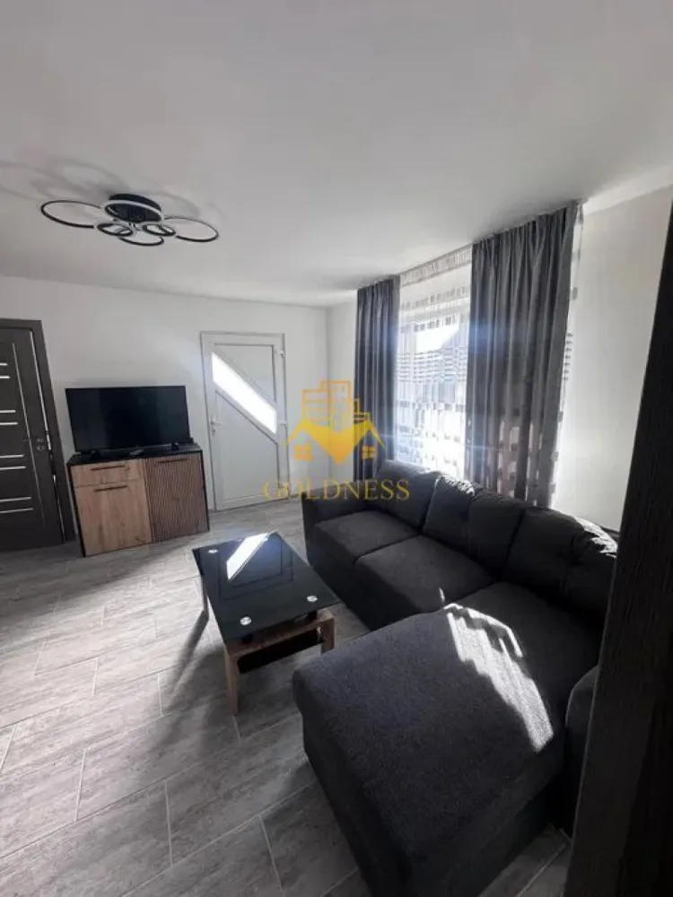 3 camere Modern, Parcare, Curte, Pet Friendly, Parc Poligon, Floresti - GOLDNESS Imobiliare vă propune spre închiriere un apartament cu camere complet mobilat și utilat, situat la parterul unei case cu 1 etaj, situat in Floresti. Dispune de loc de parcare! Se află în apropierea stațiilor de transport în comun, magazine, restaurante, spații verzi, farmacii, etc. Apartamentul este compartimentat astfel: - dormitor cu pat matrimonial, dressing, noptiere, comoda tv - dormitor cu pat matrimonial, dressing, noptiere, comoda tv - living cu canapea extensibila, comoda tv, televizor - bucatarie complet utilată și mobilată, loc de servit masa - baie cu cada tip jacuzzi, calorifer port prosop și dulap pentru depozitare. Imobilul este dotat cu toate cele necesare- centrală proprie, frigider, aragaz, hotă, mașină de spălat haine, televizor, etc. Dacă sunteți interesați de acest apartament și doriți să îl vizionați, dar și pentru alte oferte nu ezitați să ne contactați telefonic sau prin e-mail. Vă stăm la dispoziție! Pentru intermediere se percepe un comision de 50% din prețul chiriei! }}
