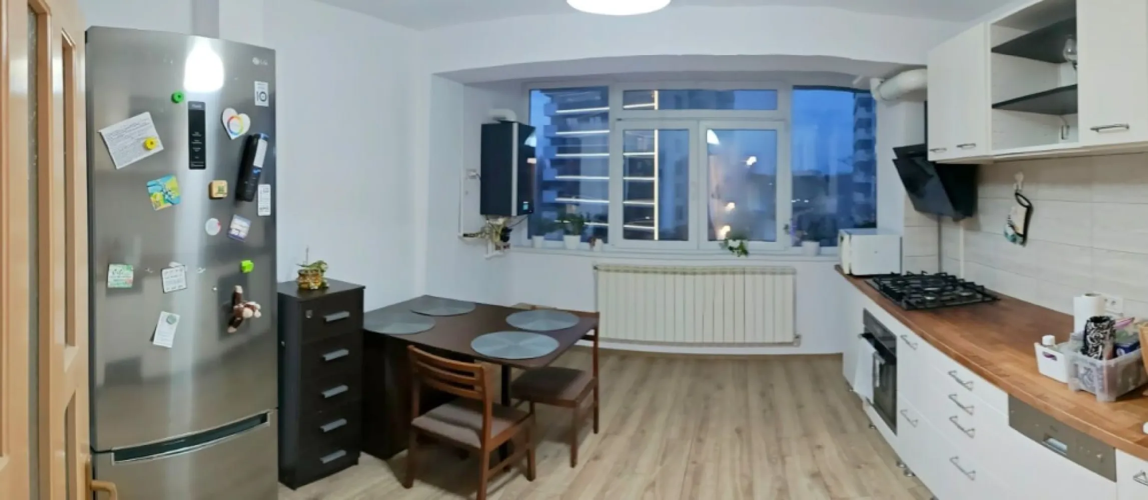 Apartament de închiriat cu 3 camere - cartier Tiglina 2 - Mag Invest vă oferă în exclusivitate un apartament decomandat, situat în cartierul Tiglina 2, o zonă foarte bine cotată, aproape de toate facilitățile urbane. Imobilul este amplasat la etajul 4 din 4, fiind curat, mobilat și utilat complet pentru confortul dumneavoastră. Detalii apartament: 3 camere decomandate Etaj 4/4 Dotări: centrală termică, aer condiționat, frigider, mașină de spălat rufe, mașină de spălat vase, și alte utilități moderne Curat și mobilat, gata pentru a vă muta imediat Vecinătăți: Liceul Pedagogic, scoala nr. 7, scoala nr. 13, Liceul Sf. Maria, IPJ Galați, farmacii și magazine alimentare în apropiere Condiții de închiriere: Se închiriază pe termen lung Preț: 550 euro/lună, negociabil Preferabil persoane nefumătoare Nu se acceptă animale de companie Condții de închiriere: La semnarea contractului se solicită: - Plata primei chirii - O garanție returnabilă - Comisionul agenției Pentru vizionări și informații suplimentare, contactați-ne la telefon: 0746.252.252 Imobilul este prezentat în exclusivitate de Mag Invest. }}