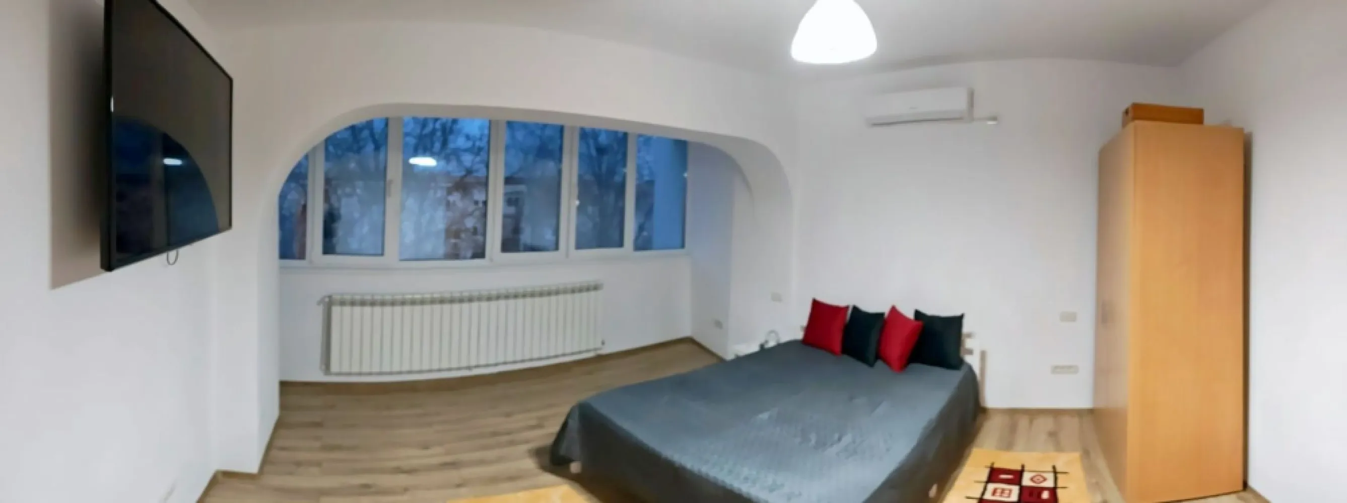 Apartament de închiriat cu 3 camere - cartier Tiglina 2 - Mag Invest vă oferă în exclusivitate un apartament decomandat, situat în cartierul Tiglina 2, o zonă foarte bine cotată, aproape de toate facilitățile urbane. Imobilul este amplasat la etajul 4 din 4, fiind curat, mobilat și utilat complet pentru confortul dumneavoastră. Detalii apartament: 3 camere decomandate Etaj 4/4 Dotări: centrală termică, aer condiționat, frigider, mașină de spălat rufe, mașină de spălat vase, și alte utilități moderne Curat și mobilat, gata pentru a vă muta imediat Vecinătăți: Liceul Pedagogic, scoala nr. 7, scoala nr. 13, Liceul Sf. Maria, IPJ Galați, farmacii și magazine alimentare în apropiere Condiții de închiriere: Se închiriază pe termen lung Preț: 550 euro/lună, negociabil Preferabil persoane nefumătoare Nu se acceptă animale de companie Condții de închiriere: La semnarea contractului se solicită: - Plata primei chirii - O garanție returnabilă - Comisionul agenției Pentru vizionări și informații suplimentare, contactați-ne la telefon: 0746.252.252 Imobilul este prezentat în exclusivitate de Mag Invest. }}