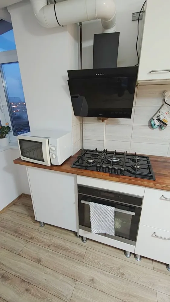 Apartament de închiriat cu 3 camere - cartier Tiglina 2 - Mag Invest vă oferă în exclusivitate un apartament decomandat, situat în cartierul Tiglina 2, o zonă foarte bine cotată, aproape de toate facilitățile urbane. Imobilul este amplasat la etajul 4 din 4, fiind curat, mobilat și utilat complet pentru confortul dumneavoastră. Detalii apartament: 3 camere decomandate Etaj 4/4 Dotări: centrală termică, aer condiționat, frigider, mașină de spălat rufe, mașină de spălat vase, și alte utilități moderne Curat și mobilat, gata pentru a vă muta imediat Vecinătăți: Liceul Pedagogic, scoala nr. 7, scoala nr. 13, Liceul Sf. Maria, IPJ Galați, farmacii și magazine alimentare în apropiere Condiții de închiriere: Se închiriază pe termen lung Preț: 550 euro/lună, negociabil Preferabil persoane nefumătoare Nu se acceptă animale de companie Condții de închiriere: La semnarea contractului se solicită: - Plata primei chirii - O garanție returnabilă - Comisionul agenției Pentru vizionări și informații suplimentare, contactați-ne la telefon: 0746.252.252 Imobilul este prezentat în exclusivitate de Mag Invest. }}