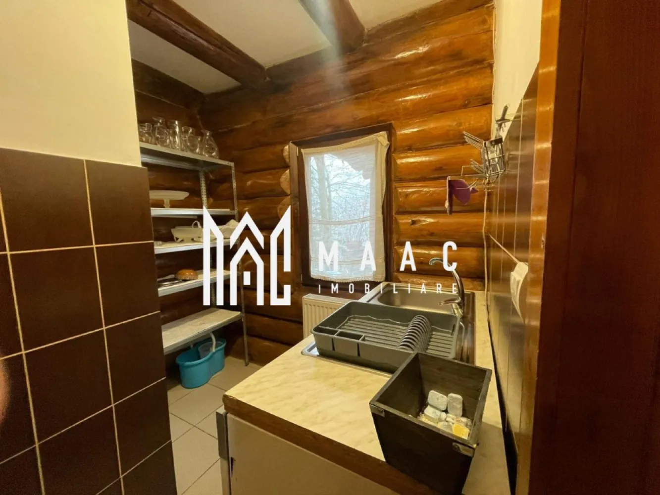 Cabana turistică | 156 MPU | 4 dormitoare | Porumbacu de Sus - MAAC Imobiliare vă propune spre vânzare o cabană superbă, perfectă pentru relaxare, investiție turistică sau locuință de vacanță, situată în Porumbacul de Sus – una dintre cele mai apreciate zone montane din Sibiu. Proprietatea se remarcă printr-o amplasare excelentă, priveliște deschisă către munți, liniște deplină și acces rapid către principalele obiective turistice (Castelul de Lut, Valea Zânelor, Munții Făgăraș). Detalii proprietate: Suprafață utilă: 156 mp Teren: 2100 mp Structură: lemn (construcție solidă, izolată, potrivită zonei montane) Compartimentare: Parter: Bucătărie complet mobilată și utilată Cămară Spălătorie Living spațios cu șemineu și zonă de luat masa Baie de serviciu Ieșire directă către terasa exterioară și zona de relaxare Mansardă: 4 dormitoare, fiecare cu baie proprie 2 spații de depozitare Un dormitor dispune de balcon privat cu vedere deosebită Avantaje: Zonă turistică în plină dezvoltare Potrivită pentru locuire, casă de vacanță sau investiție în regim hotelier Teren generos de 2100 mp Construcție din lemn, eficientă energetic și perfect integrată în peisaj Facilă de administrat pentru închiriere (4 camere cu baie proprie) Spații exterioare premium – terasă, saună, ciubăr, zonă BBQ Pentru mai multe detalii sau pentru a programa o vizionare, vă rugăm să ne contactați. Specificați ID-ul CP2828015. }}