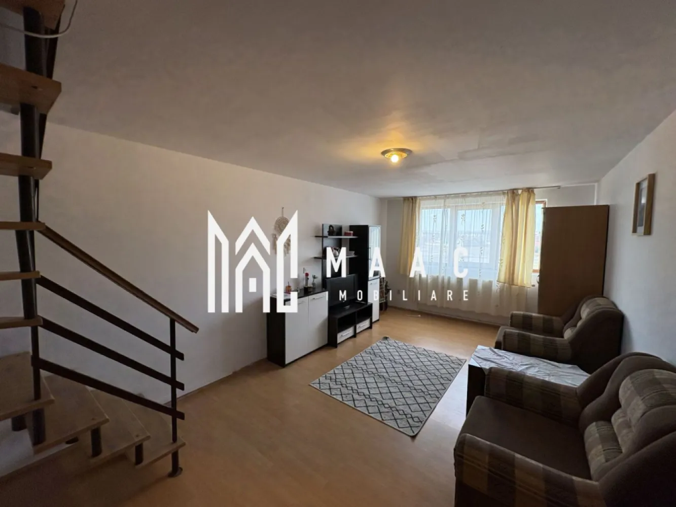 Apartament 3 camere | 75 MPU | Mansarda | Turnisor - MAAC Imobiliare vă propune spre închiriere un apartament cu 3 camere, situat la etajul 5 + mansardă, în zona Turnișor. Locuința beneficiază de o suprafață utilă de 75 mp, este decomandată și se predă complet mobilată. Apartamentul este compus din: living bucătărie complet mobilată și utilată 2 dormitoare la mansarda 2 băi Dotări și beneficii: Podele finisate cu parchet și gresie Încălzire prin centrală termică proprie + calorifere Se inchiriaza complet mobilat și utilat conform fotografiilor: aragaz cu cuptor electric, combină frigorifică, mașină de spălat rufe Se acceptă animale de companie de talie mică Proprietatea beneficiază de acces facil la magazine și mijloace de transport în comun. Pentru mai multe detalii precizati telefonic ca ati vazut anuntul cu ID: CP2976564 }}