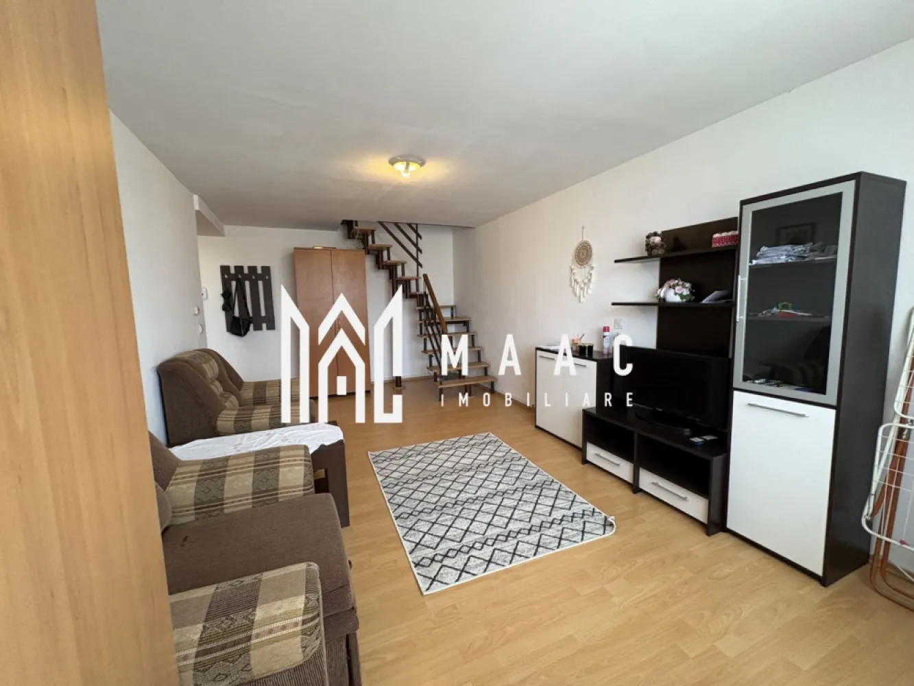 Apartament 3 camere | 75 MPU | Mansarda | Turnisor - MAAC Imobiliare vă propune spre închiriere un apartament cu 3 camere, situat la etajul 5 + mansardă, în zona Turnișor. Locuința beneficiază de o suprafață utilă de 75 mp, este decomandată și se predă complet mobilată. Apartamentul este compus din: living bucătărie complet mobilată și utilată 2 dormitoare la mansarda 2 băi Dotări și beneficii: Podele finisate cu parchet și gresie Încălzire prin centrală termică proprie + calorifere Se inchiriaza complet mobilat și utilat conform fotografiilor: aragaz cu cuptor electric, combină frigorifică, mașină de spălat rufe Se acceptă animale de companie de talie mică Proprietatea beneficiază de acces facil la magazine și mijloace de transport în comun. Pentru mai multe detalii precizati telefonic ca ati vazut anuntul cu ID: CP2976564 }}