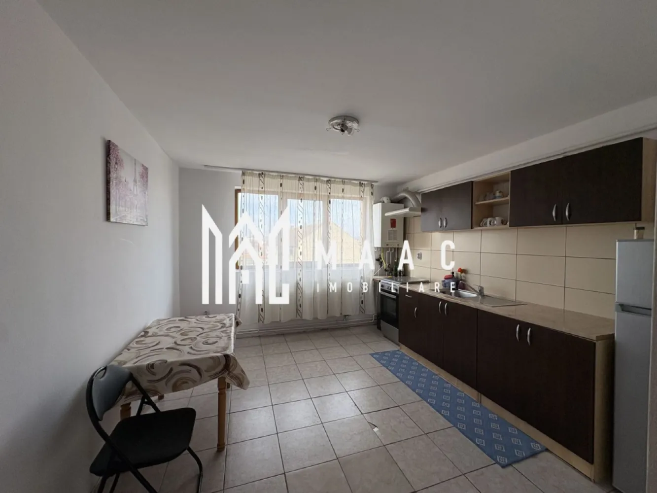 Apartament 3 camere | 75 MPU | Mansarda | Turnisor - MAAC Imobiliare vă propune spre închiriere un apartament cu 3 camere, situat la etajul 5 + mansardă, în zona Turnișor. Locuința beneficiază de o suprafață utilă de 75 mp, este decomandată și se predă complet mobilată. Apartamentul este compus din: living bucătărie complet mobilată și utilată 2 dormitoare la mansarda 2 băi Dotări și beneficii: Podele finisate cu parchet și gresie Încălzire prin centrală termică proprie + calorifere Se inchiriaza complet mobilat și utilat conform fotografiilor: aragaz cu cuptor electric, combină frigorifică, mașină de spălat rufe Se acceptă animale de companie de talie mică Proprietatea beneficiază de acces facil la magazine și mijloace de transport în comun. Pentru mai multe detalii precizati telefonic ca ati vazut anuntul cu ID: CP2976564 }}