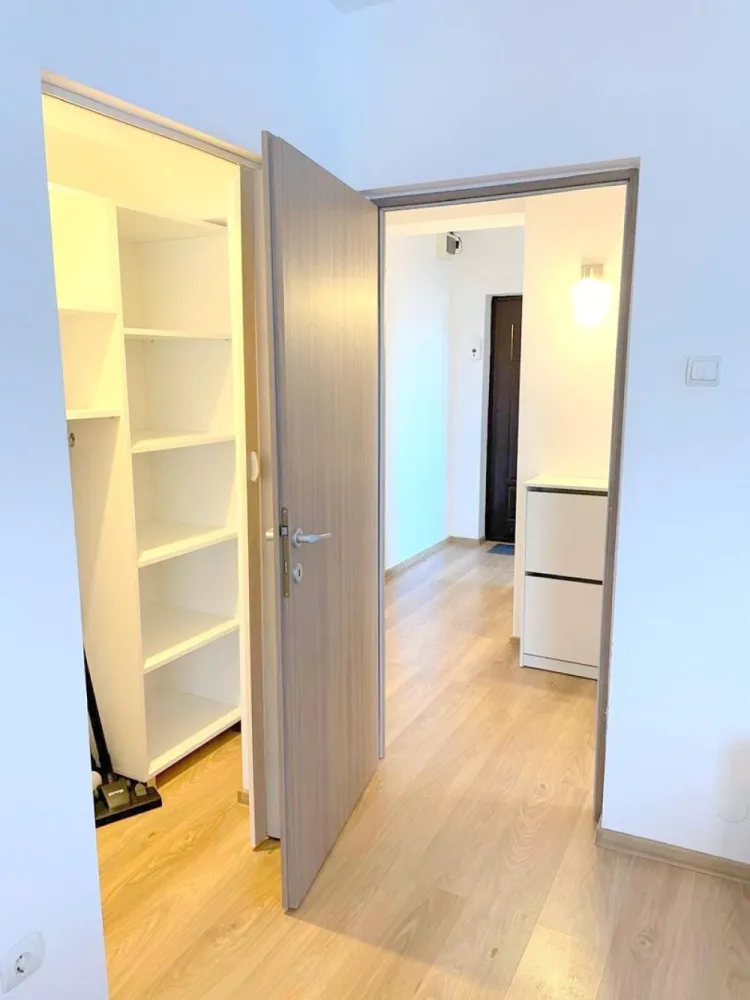 De inchiriat - apartament cu o camera, 47 mp - Faleza Dunarii - Se ofera spre inchiriere un apartament cu o camera situat pe Faleza Dunarii, langa Union Jack. Blocul este construit in anul 1992, iar apartamentul are suprafata de 47 mp, fiind situat la etajul 5 din 8. Acesta este complet mobilat si utilat, fiind pregatit pentru a fi locuit imediat. Caracteristici principale: Zona de centru - faleza, cu acces facil la toate facilitatile urbane Apartament curat, spatios si luminos Dotat cu centrala termica si aer conditionat Mobilier modern Cabina de dus si alte dotari moderne Conditii de inchiriere: Perioada minima de inchiriere: 12 luni, la pretul de 400 euro lunar Pentru contracte de pana la 6 luni, pretul este de 450 euro lunar Nu se accepta animale de companie Ideal pentru maxim 2 persoane Aceasta oferta este prezentata in exclusivitate de Mag Invest. Pentru mai multe informatii si vizionari, va rugam sa contactati la numarul: 0746.252.252. }}