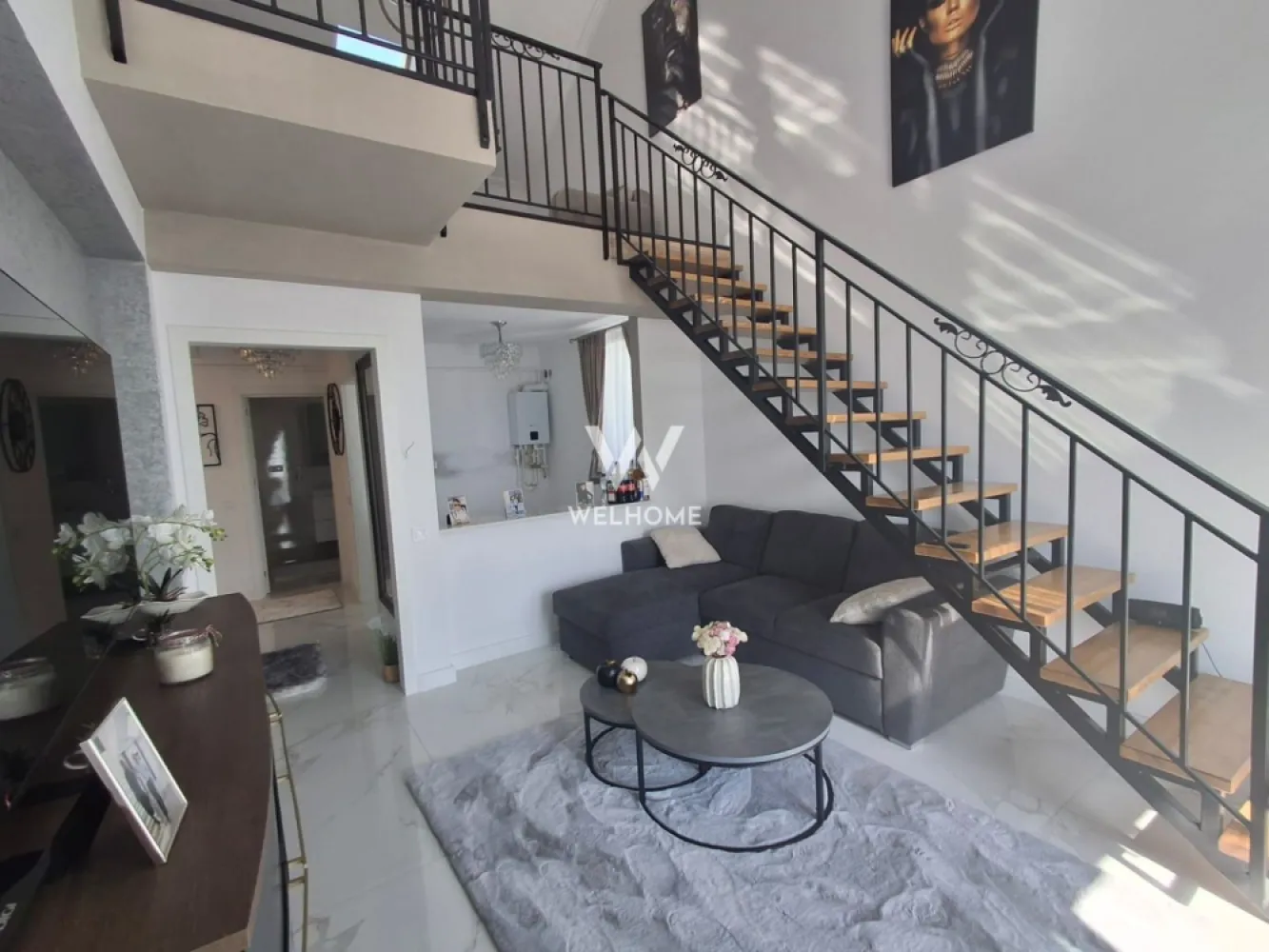 Apartament de lux de vânzare – 5 camere, DaVinci, Sibiu - Descoperă un apartament spectaculos, conceput pentru un stil de viață exclusivist, situat în renumitul ansamblu rezidențial DaVinci din Cristian, la doar câteva minute de Sibiu. Această proprietate impresionează prin designul elegant, finisajele premium și atenția desăvârșită la detalii. Caracteristici principale: 5 camere (living generos + 4 dormitoare) Suprafață utilă: 110 mp Bucătărie complet echipată, cu electrocasnice de top 3 băi finisate cu materiale premium Scară interioară din lemn masiv, element de design rafinat Terasă spațioasă de 14 mp – ideală pentru relaxare 1 loc de parcare inclus Spații de depozitare inteligent integrate Dotări și finisaje ultralux: Mobilier realizat la comandă, din materiale de cea mai înaltă calitate Pardoseli premium Iluminat ambiental modern, cu accente arhitecturale Electrocasnice încorporate de ultimă generație Design interior sofisticat, cu influențe contemporane Ferestre mari pentru lumină naturală abundentă Izolație fonică și termică superioară Avantajele zonei: Acces rapid către Sibiu și autostradă Zonă aerisită, liniștită, cu priveliști deosebite Apropiere de aeroport Infrastructură modernă și în continuă dezvoltare Comunitate selectă și sigură Acces facil către zone comerciale, restaurante și spații verzi Această proprietate este alegerea perfectă pentru cei care caută rafinament, confort absolut și o investiție într-un stil de viață premium. Pret: 260.000 euro, negociabil Detalii si vizionari: 0740066818, Cristina