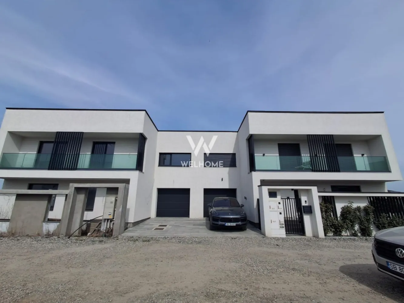 Casa duplex cu 4 camere, Selimbar, Sibiu - Descoperă confortul unei locuințe moderne, situată într-o zonă liniștită de case din Șelimbăr, Sibiu – o alegere ideală pentru cei care își doresc spațiu, intimitate și acces facil către oraș. Această casă impresionează printr-o suprafață utilă generoasă de 160 mp, amplasată pe un teren de 295 mp, cu o curte liberă de aproximativ 200 mp – perfectă pentru relaxare, grădinărit sau timp petrecut în familie. Compartimentarea este gândită inteligent, oferind un echilibru ideal între zonele de zi și cele de odihnă. Imobilul dispune de 4 camere, dintre care 3 dormitoare spațioase, un living luminos, o bucătărie bine poziționată, 3 băi, dressing, spălătorie, precum și spații exterioare precum terasă și balcon. Dormitorul matrimonial beneficiază de intimitate sporită, având baie proprie și dressing dedicat. Un mare avantaj este accesul direct din garaj în locuință, un detaliu practic ce adaugă confort în viața de zi cu zi. În plus, casa este proiectată pentru a maximiza lumina naturală, oferind un ambient plăcut și aerisit în fiecare încăpere. Construcția se remarcă prin calitate și atenție la detalii, iar sistemul de încălzire în pardoseală asigură un confort termic superior. Imobilul se predă în luna decembrie 2026 la stadiul de alb, oferindu-ți libertatea de a-l personaliza exact după gustul tău. Toate utilitățile sunt racordate. Zona Șelimbăr este în plină dezvoltare și oferă multiple avantaje: acces rapid către Sibiu, proximitate față de centre comerciale, școli, grădinițe și alte puncte de interes, dar și liniștea unei comunități rezidențiale bine organizate. Această proprietate reprezintă o oportunitate excelentă pentru cei care caută o casă modernă, spațioasă și bine compartimentată, într-o zonă cu potențial ridicat de creștere. Pret: 330.000 euro Detalii si vizionare: 0740066818, Cristina