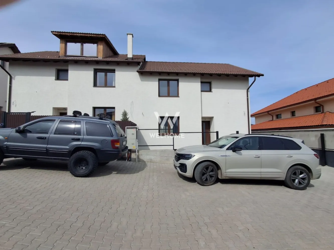 Casa duplex cu 3 camere de vanzare, Selimbar, Sibiu - Descoperă confortul unei case noi, situată într-o zonă în plină dezvoltare din Șelimbăr, Sibiu, perfectă pentru cei care își doresc liniște, intimitate și acces rapid către oraș. Proprietatea este amplasată pe o stradă privată, cu acces securizat prin barieră, oferindu-ți un plus de siguranță și exclusivitate. Casa are o suprafață utilă de 120 mp și este amplasată pe un teren de 250 mp si o curte de 180 mp, fiind ideală pentru o familie care își dorește echilibru între spațiul interior și cel exterior. Compartimentarea este practică și bine gândită: living generos și luminos, bucătărie închisă, două dormitoare confortabile, două băi, balcon și o terasă perfectă pentru momente de relaxare. În plus, există multiple spații de depozitare și o anexă exterioară utilă pentru organizare eficientă. Unul dintre marile avantaje ale locuinței este sistemul de încălzire în pardoseală, care asigură un confort termic superior și eficiență energetică. Casa se predă la stadiul de alb, oferindu-ți libertatea de a o amenaja exact după gustul și stilul tău. Construcția este realizată cu materiale de calitate, atenția la detalii fiind evidentă în fiecare aspect al locuinței. Luminozitatea naturală, spațiile aerisite și finisajele pregătite pentru personalizare contribuie la crearea unui cămin modern și primitor. Zona Șelimbăr este extrem de atractivă datorită dezvoltării rapide, proximității față de Sibiu, accesului facil la centre comerciale, școli și alte puncte de interes, dar și datorită atmosferei liniștite, ideale pentru viața de familie. Această proprietate reprezintă o oportunitate excelentă pentru cei care caută o casă nouă, bine construită, într-o locație sigură și în continuă creștere. Pret: 280.000 euro Detalii si vizionare: 0740066818, Cristina