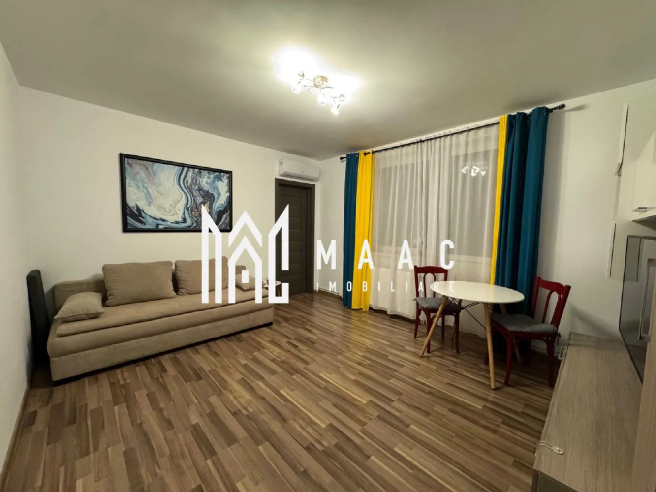 Apartament 3 camere | Etaj 1 | 65 MPU | Bulevardul Mihai Viteazu - MAAC Imobiliare vă propune spre închiriere un apartament cu 3 camere, situat la etajul 1, pe Bulevardul Mihai Viteazu, într-o zonă liniștită, cu mult spațiu verde, ideală pentru un stil de viață echilibrat. Apartamentul este recent renovat și se află la prima închiriere, fiind pregătit pentru mutare imediată. Compartimentare: Living 2 dormitoare Bucătărie Baie Hol Dotări și facilități: Mobilier modern, realizat la comandă Aer condiționat (răcire + încălzire) Internet în fiecare cameră 2 Smart TV (diagonale 126 cm și 90 cm) Frigider No Frost Cuptor electric Aragaz Mașină de spălat rufe Dezumidificator smart Canapea extensibilă Pat matrimonial 160 cm Avantaje locație: Acces rapid către centrul orașului Magazine, școli și grădinițe în apropiere Stații de transport public la distanță pietonală Zonă verde și liniștită Pentru mai multe detalii sau programarea unei vizionări, nu ezitați să ne contactați specificand ID: CP2878140