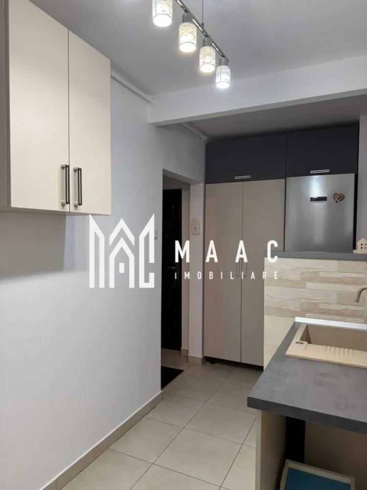 Apartament 3 camere | Etaj 1 | 65 MPU | Bulevardul Mihai Viteazu - MAAC Imobiliare vă propune spre închiriere un apartament cu 3 camere, situat la etajul 1, pe Bulevardul Mihai Viteazu, într-o zonă liniștită, cu mult spațiu verde, ideală pentru un stil de viață echilibrat. Apartamentul este recent renovat și se află la prima închiriere, fiind pregătit pentru mutare imediată. Compartimentare: Living 2 dormitoare Bucătărie Baie Hol Dotări și facilități: Mobilier modern, realizat la comandă Aer condiționat (răcire + încălzire) Internet în fiecare cameră 2 Smart TV (diagonale 126 cm și 90 cm) Frigider No Frost Cuptor electric Aragaz Mașină de spălat rufe Dezumidificator smart Canapea extensibilă Pat matrimonial 160 cm Avantaje locație: Acces rapid către centrul orașului Magazine, școli și grădinițe în apropiere Stații de transport public la distanță pietonală Zonă verde și liniștită Pentru mai multe detalii sau programarea unei vizionări, nu ezitați să ne contactați specificand ID: CP2878140 }}