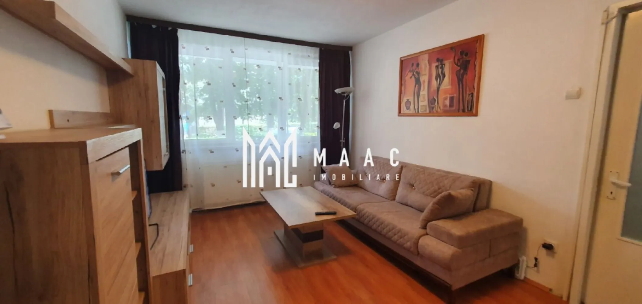 Apartament 2 Camere | Parter | Hipodrom 3 - Ostirii - MAAC Imobiliare vă propune spre inchiriereun apartament cu 2 camere, situat în cartierul Hipodrom 3, la parterul înalt al unui imobil cu 10 etaje. Proprietatea oferă confort, dotări moderne și o poziție excelentă. Caracteristici principale: Suprafață utilă: 54 mp Compartimentare: Living spațios Dormitor Bucătărie separată Baie cu geam și cadă Dotări și avantaje: Se vinde complet mobilat și utilat Mobilier nou în living și dormitor Bucătărie dotată cu: Plită pe gaz Cuptor electric Electrolux Mașină de spălat rufe Bosch Combină frigorifică Bosch Hotă Localizare: Cartier Hipodrom 3 — zonă liniștită, cu acces facil către magazine, mijloace de transport în comun și puncte de interes din oraș. Pentru mai multe detalii și stabilirea unei vizionări, vă rugăm să ne contactați, menționând ID: CP2979314