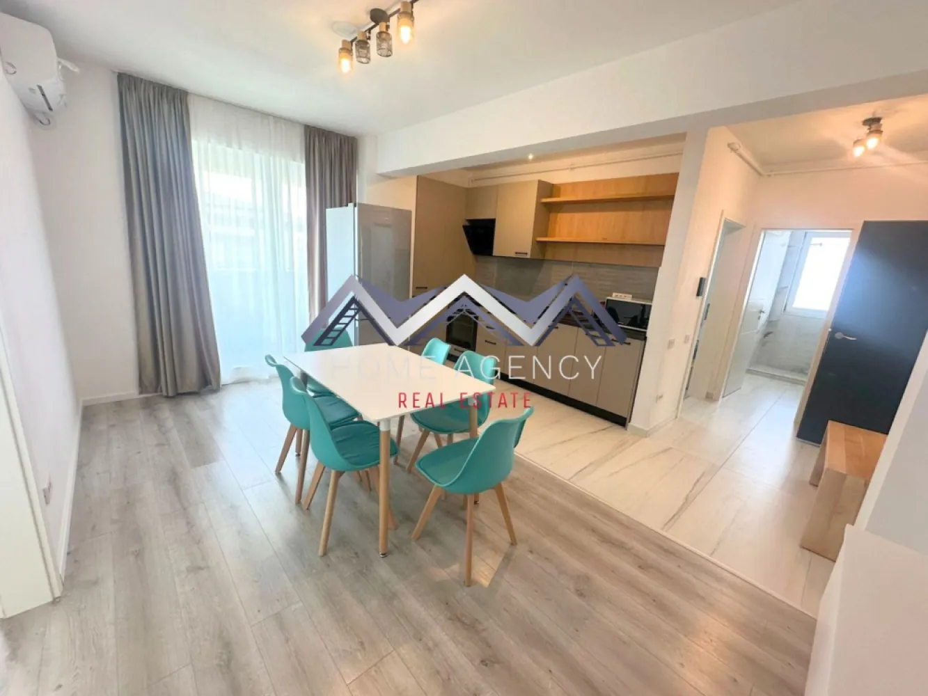 Apartament 3 camere Otopeni premium | prima închiriere - Vă propunem, spre închiriere, un apartament premium cu 3 camere, situat la etajul 2 din 3, într-un imobil nou, tip boutique, cu doar 11 apartamente, în Otopeni. Proprietatea se află la prima închiriere și se adresează celor care își doresc un stil de viață confortabil, elegant și bine conectat la tot ce contează în viața de zi cu zi. Apartamentul este complet mobilat și utilat, amenajat cu mult bun gust, cu mobilier de calitate superioară și finisaje premium, atent alese pentru a oferi un ambient modern, rafinat și primitor. Spațiul interior este foarte luminos, generos și excelent compartimentat, cu living și bucătărie open space, două dormitoare, dintre care unul matrimonial cu baie proprie, încă o baie și o terasă spectaculoasă de 11,40 mp, cu acces din fiecare cameră. Poziționarea dormitoarelor în zone opuse ale apartamentului oferă un plus de intimitate și confort, fiind ideală atât pentru un cuplu, cât și pentru o familie. Imobilul este construit pe cadre de beton armat, cu pereți din cărămidă, iar apartamentul beneficiază de dotări și echipări de foarte bună calitate: centrală termică proprie, tâmplărie PVC tripan Salamander, ușă metalică, instalații moderne și obiecte sanitare premium. Totul este nou, atent pregătit și gata să ofere viitorilor chiriași o experiență locativă la un standard superior. Unul dintre marile avantaje ale acestei proprietăți este amplasarea excelentă. Aveți în apropiere magazine, restaurante, școli și grădinițe, parcuri, dar și acces rapid spre DN1, Aeroport, București și principalele puncte de interes din zonă. Practic, locuiți aproape de tot ce aveți nevoie, într-o zonă care îmbină perfect liniștea cu accesibilitatea. Prețul reflectă calitatea proprietății, nivelul amenajării și faptul că vorbim despre o locuință aflată la prima închiriere, complet pregătită pentru un stil de viață premium. În preț este inclus și un loc de parcare suprateran. Dacă vă doriți un apartament modern, spațios, elegant și foarte bine poziționat, această proprietate merită cu siguranță văzută. Sunați acum pentru detalii și programați o vizionare — este genul de apartament în care veți simți de la prima vedere că vreți să rămâneți. }}