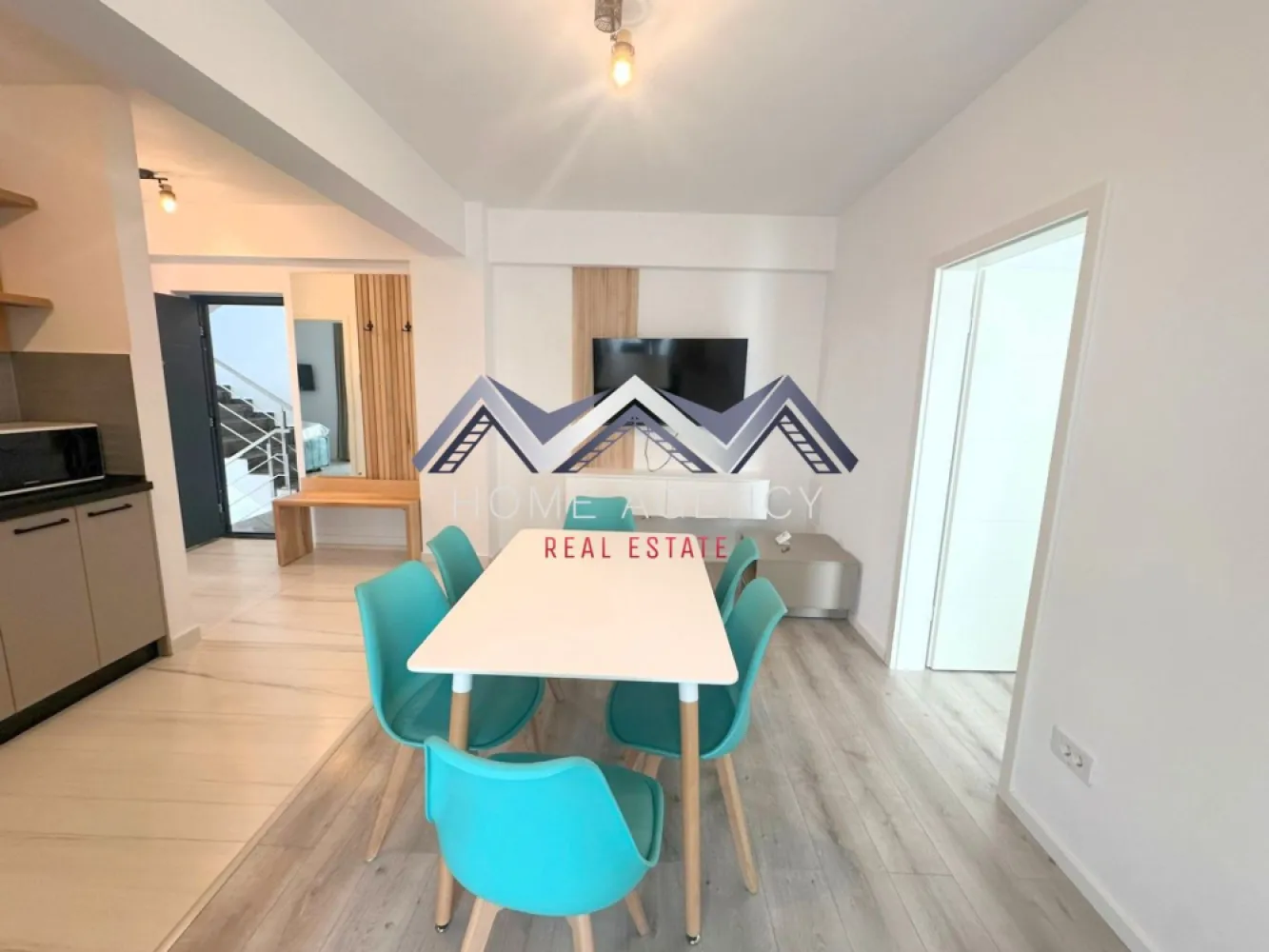 Apartament 3 camere Otopeni premium | prima închiriere - Vă propunem, spre închiriere, un apartament premium cu 3 camere, situat la etajul 2 din 3, într-un imobil nou, tip boutique, cu doar 11 apartamente, în Otopeni. Proprietatea se află la prima închiriere și se adresează celor care își doresc un stil de viață confortabil, elegant și bine conectat la tot ce contează în viața de zi cu zi. Apartamentul este complet mobilat și utilat, amenajat cu mult bun gust, cu mobilier de calitate superioară și finisaje premium, atent alese pentru a oferi un ambient modern, rafinat și primitor. Spațiul interior este foarte luminos, generos și excelent compartimentat, cu living și bucătărie open space, două dormitoare, dintre care unul matrimonial cu baie proprie, încă o baie și o terasă spectaculoasă de 11,40 mp, cu acces din fiecare cameră. Poziționarea dormitoarelor în zone opuse ale apartamentului oferă un plus de intimitate și confort, fiind ideală atât pentru un cuplu, cât și pentru o familie. Imobilul este construit pe cadre de beton armat, cu pereți din cărămidă, iar apartamentul beneficiază de dotări și echipări de foarte bună calitate: centrală termică proprie, tâmplărie PVC tripan Salamander, ușă metalică, instalații moderne și obiecte sanitare premium. Totul este nou, atent pregătit și gata să ofere viitorilor chiriași o experiență locativă la un standard superior. Unul dintre marile avantaje ale acestei proprietăți este amplasarea excelentă. Aveți în apropiere magazine, restaurante, școli și grădinițe, parcuri, dar și acces rapid spre DN1, Aeroport, București și principalele puncte de interes din zonă. Practic, locuiți aproape de tot ce aveți nevoie, într-o zonă care îmbină perfect liniștea cu accesibilitatea. Prețul reflectă calitatea proprietății, nivelul amenajării și faptul că vorbim despre o locuință aflată la prima închiriere, complet pregătită pentru un stil de viață premium. În preț este inclus și un loc de parcare suprateran. Dacă vă doriți un apartament modern, spațios, elegant și foarte bine poziționat, această proprietate merită cu siguranță văzută. Sunați acum pentru detalii și programați o vizionare — este genul de apartament în care veți simți de la prima vedere că vreți să rămâneți. }}