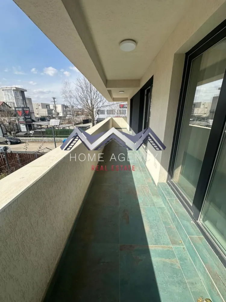 Apartament 3 camere Otopeni premium | prima închiriere - Vă propunem, spre închiriere, un apartament premium cu 3 camere, situat la etajul 2 din 3, într-un imobil nou, tip boutique, cu doar 11 apartamente, în Otopeni. Proprietatea se află la prima închiriere și se adresează celor care își doresc un stil de viață confortabil, elegant și bine conectat la tot ce contează în viața de zi cu zi. Apartamentul este complet mobilat și utilat, amenajat cu mult bun gust, cu mobilier de calitate superioară și finisaje premium, atent alese pentru a oferi un ambient modern, rafinat și primitor. Spațiul interior este foarte luminos, generos și excelent compartimentat, cu living și bucătărie open space, două dormitoare, dintre care unul matrimonial cu baie proprie, încă o baie și o terasă spectaculoasă de 11,40 mp, cu acces din fiecare cameră. Poziționarea dormitoarelor în zone opuse ale apartamentului oferă un plus de intimitate și confort, fiind ideală atât pentru un cuplu, cât și pentru o familie. Imobilul este construit pe cadre de beton armat, cu pereți din cărămidă, iar apartamentul beneficiază de dotări și echipări de foarte bună calitate: centrală termică proprie, tâmplărie PVC tripan Salamander, ușă metalică, instalații moderne și obiecte sanitare premium. Totul este nou, atent pregătit și gata să ofere viitorilor chiriași o experiență locativă la un standard superior. Unul dintre marile avantaje ale acestei proprietăți este amplasarea excelentă. Aveți în apropiere magazine, restaurante, școli și grădinițe, parcuri, dar și acces rapid spre DN1, Aeroport, București și principalele puncte de interes din zonă. Practic, locuiți aproape de tot ce aveți nevoie, într-o zonă care îmbină perfect liniștea cu accesibilitatea. Prețul reflectă calitatea proprietății, nivelul amenajării și faptul că vorbim despre o locuință aflată la prima închiriere, complet pregătită pentru un stil de viață premium. În preț este inclus și un loc de parcare suprateran. Dacă vă doriți un apartament modern, spațios, elegant și foarte bine poziționat, această proprietate merită cu siguranță văzută. Sunați acum pentru detalii și programați o vizionare — este genul de apartament în care veți simți de la prima vedere că vreți să rămâneți. }}