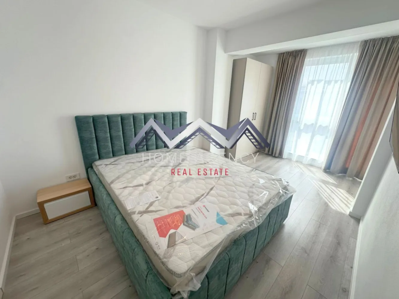 Apartament 3 camere Otopeni premium | prima închiriere - Vă propunem, spre închiriere, un apartament premium cu 3 camere, situat la etajul 2 din 3, într-un imobil nou, tip boutique, cu doar 11 apartamente, în Otopeni. Proprietatea se află la prima închiriere și se adresează celor care își doresc un stil de viață confortabil, elegant și bine conectat la tot ce contează în viața de zi cu zi. Apartamentul este complet mobilat și utilat, amenajat cu mult bun gust, cu mobilier de calitate superioară și finisaje premium, atent alese pentru a oferi un ambient modern, rafinat și primitor. Spațiul interior este foarte luminos, generos și excelent compartimentat, cu living și bucătărie open space, două dormitoare, dintre care unul matrimonial cu baie proprie, încă o baie și o terasă spectaculoasă de 11,40 mp, cu acces din fiecare cameră. Poziționarea dormitoarelor în zone opuse ale apartamentului oferă un plus de intimitate și confort, fiind ideală atât pentru un cuplu, cât și pentru o familie. Imobilul este construit pe cadre de beton armat, cu pereți din cărămidă, iar apartamentul beneficiază de dotări și echipări de foarte bună calitate: centrală termică proprie, tâmplărie PVC tripan Salamander, ușă metalică, instalații moderne și obiecte sanitare premium. Totul este nou, atent pregătit și gata să ofere viitorilor chiriași o experiență locativă la un standard superior. Unul dintre marile avantaje ale acestei proprietăți este amplasarea excelentă. Aveți în apropiere magazine, restaurante, școli și grădinițe, parcuri, dar și acces rapid spre DN1, Aeroport, București și principalele puncte de interes din zonă. Practic, locuiți aproape de tot ce aveți nevoie, într-o zonă care îmbină perfect liniștea cu accesibilitatea. Prețul reflectă calitatea proprietății, nivelul amenajării și faptul că vorbim despre o locuință aflată la prima închiriere, complet pregătită pentru un stil de viață premium. În preț este inclus și un loc de parcare suprateran. Dacă vă doriți un apartament modern, spațios, elegant și foarte bine poziționat, această proprietate merită cu siguranță văzută. Sunați acum pentru detalii și programați o vizionare — este genul de apartament în care veți simți de la prima vedere că vreți să rămâneți. }}