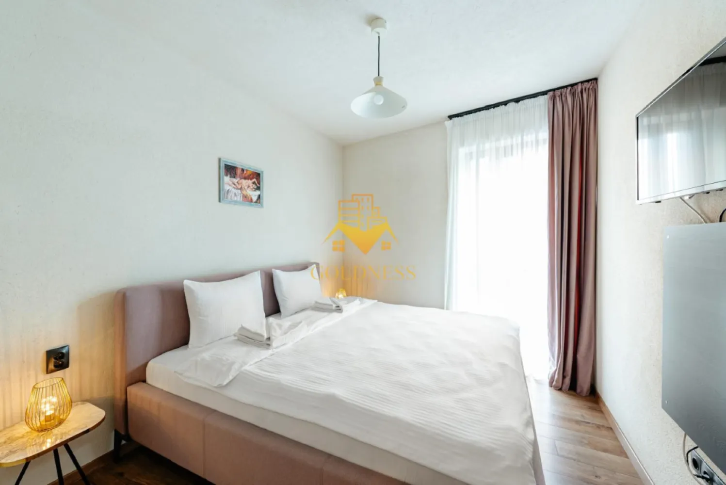 2 camere, Premium, bloc nou, parcare, Central Zona NTT Data, Bosch - GOLDNESS Imobiliare vă propune spre închiriere un apartament cu 2 camere complet mobilat și utilat, la etajul 2 într-un imobil de 5 etaje, în Zona Centrala.
Dispune de loc de parcare subterana!
Se află în apropierea stațiilor de transport în comun, magazine, restaurante, spații verzi, farmacii, etc. 

Apartamentul este compartimentat astfel:
 - dormitor cu pat matrimonial, dressing, noptiere
 - living cu bucatarie open space complet utilată și mobilată, canapea extensibilă, loc de servit masa 
 - baie cu cabina de dus, calorifer port prosop și dulap pentru depozitare.

Imobilul este dotat cu toate cele necesare- centrală proprie, frigider, aragaz, hotă, mașină de spălat haine, etc. 

Dacă sunteți interesați de acest apartament și doriți să îl vizionați, dar și pentru alte oferte nu ezitați să ne contactați telefonic sau prin e-mail. Vă stăm la dispoziție!
Pentru intermediere se percepe un comision de 50% din prețul chiriei!