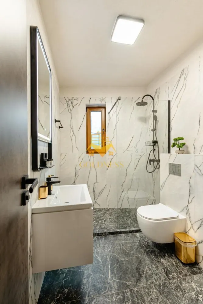 2 camere, Premium, bloc nou, parcare, Central Zona NTT Data, Bosch - GOLDNESS Imobiliare vă propune spre închiriere un apartament cu 2 camere complet mobilat și utilat, la etajul 2 într-un imobil de 5 etaje, în Zona Centrala.
Dispune de loc de parcare subterana!
Se află în apropierea stațiilor de transport în comun, magazine, restaurante, spații verzi, farmacii, etc. 

Apartamentul este compartimentat astfel:
 - dormitor cu pat matrimonial, dressing, noptiere
 - living cu bucatarie open space complet utilată și mobilată, canapea extensibilă, loc de servit masa 
 - baie cu cabina de dus, calorifer port prosop și dulap pentru depozitare.

Imobilul este dotat cu toate cele necesare- centrală proprie, frigider, aragaz, hotă, mașină de spălat haine, etc. 

Dacă sunteți interesați de acest apartament și doriți să îl vizionați, dar și pentru alte oferte nu ezitați să ne contactați telefonic sau prin e-mail. Vă stăm la dispoziție!
Pentru intermediere se percepe un comision de 50% din prețul chiriei!