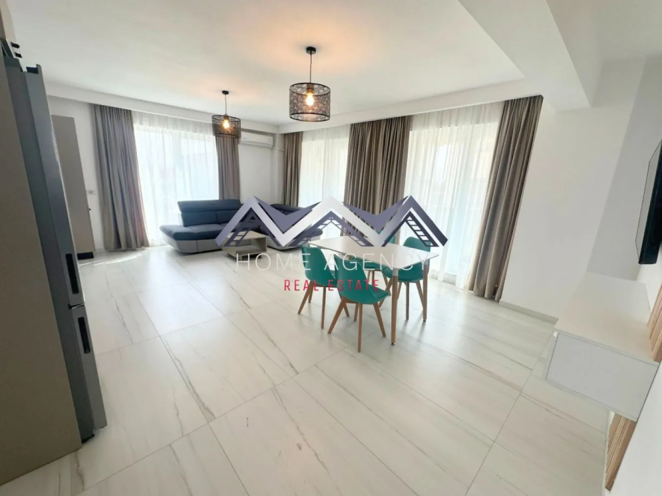 Apartament 2 camere Otopeni premium | prima închiriere - Vă propunem, spre închiriere, un apartament premium cu 2 camere, situat într-un imobil nou, tip boutique, cu doar 11 apartamente, în Otopeni. Proprietatea este la prima închiriere, complet mobilată și utilată, fiind alegerea ideală pentru cei care își doresc confort, intimitate și un standard ridicat de locuire, într-o zonă foarte bine conectată. Apartamentul este luminos, spațios și foarte bine compartimentat, cu un living generos și bucătărie open space, amenajate modern și practic, cu acces direct spre terasa foarte generoasă. Dormitorul oferă un ambient relaxant și intim, perfect pentru momentele de liniște de la începutul sau finalul zilei. Baia este elegant amenajată și dotată cu duș tip walk-in, completând foarte bine atmosfera modernă a întregii proprietăți. Locuința este complet mobilată și utilată, cu mobilier de calitate superioară, finisaje premium și dotări atent alese pentru un plus real de confort. Totul este nou, pregătit pentru prima închiriere și gândit pentru un stil de viață modern, în care funcționalitatea se îmbină perfect cu estetica. Apartamentul beneficiază de centrală termică proprie și încălzire prin pardoseală Proprietatea este contorizată individual și racordată la toate utilitățile, astfel încât viitorul chiriaș să se bucure de confort deplin și eficiență. Poziționarea este un avantaj important: aveți în apropiere magazine, restaurante, școli și grădinițe, parcuri, precum și acces rapid către DN1, Aeroport, București și toate punctele de interes din zonă. Este locul potrivit pentru cei care vor să locuiască aproape de tot ce au nevoie, fără să renunțe la liniște și confort. În preț este inclus și un loc de parcare suprateran, iar proprietatea este disponibilă la etajul 1/3, precum și în varianta de mansardă, unde suprafața și prețul diferă. Dacă sunteți în căutarea unui apartament nou, elegant, complet pregătit pentru mutare și aflat într-o zonă excelentă, această proprietate merită toată atenția dumneavoastră. Sunați acum pentru detalii și programați o vizionare! }}