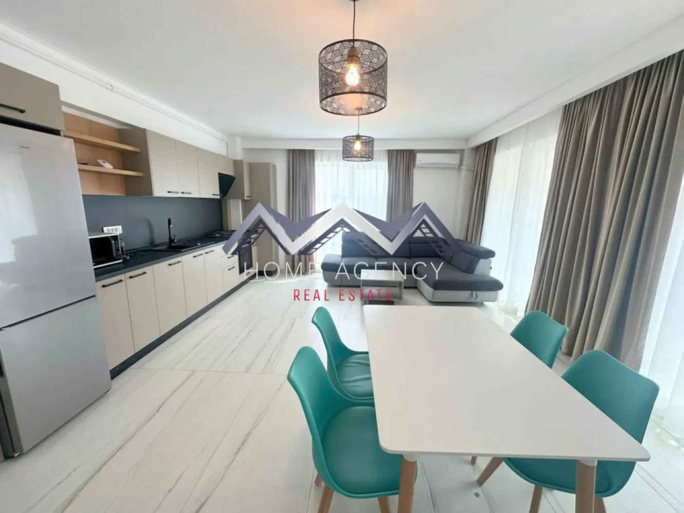 Apartament 2 camere Otopeni premium | prima închiriere - Vă propunem, spre închiriere, un apartament premium cu 2 camere, situat într-un imobil nou, tip boutique, cu doar 11 apartamente, în Otopeni. Proprietatea este la prima închiriere, complet mobilată și utilată, fiind alegerea ideală pentru cei care își doresc confort, intimitate și un standard ridicat de locuire, într-o zonă foarte bine conectată. Apartamentul este luminos, spațios și foarte bine compartimentat, cu un living generos și bucătărie open space, amenajate modern și practic, cu acces direct spre terasa foarte generoasă. Dormitorul oferă un ambient relaxant și intim, perfect pentru momentele de liniște de la începutul sau finalul zilei. Baia este elegant amenajată și dotată cu duș tip walk-in, completând foarte bine atmosfera modernă a întregii proprietăți. Locuința este complet mobilată și utilată, cu mobilier de calitate superioară, finisaje premium și dotări atent alese pentru un plus real de confort. Totul este nou, pregătit pentru prima închiriere și gândit pentru un stil de viață modern, în care funcționalitatea se îmbină perfect cu estetica. Apartamentul beneficiază de centrală termică proprie și încălzire prin pardoseală Proprietatea este contorizată individual și racordată la toate utilitățile, astfel încât viitorul chiriaș să se bucure de confort deplin și eficiență. Poziționarea este un avantaj important: aveți în apropiere magazine, restaurante, școli și grădinițe, parcuri, precum și acces rapid către DN1, Aeroport, București și toate punctele de interes din zonă. Este locul potrivit pentru cei care vor să locuiască aproape de tot ce au nevoie, fără să renunțe la liniște și confort. În preț este inclus și un loc de parcare suprateran, iar proprietatea este disponibilă la etajul 1/3, precum și în varianta de mansardă, unde suprafața și prețul diferă. Dacă sunteți în căutarea unui apartament nou, elegant, complet pregătit pentru mutare și aflat într-o zonă excelentă, această proprietate merită toată atenția dumneavoastră. Sunați acum pentru detalii și programați o vizionare! }}