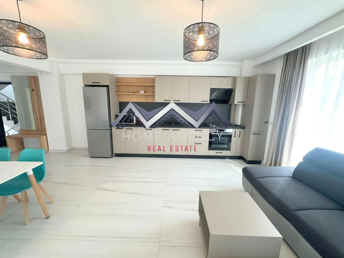 Apartament 2 camere Otopeni premium | prima închiriere - Vă propunem, spre închiriere, un apartament premium cu 2 camere, situat într-un imobil nou, tip boutique, cu doar 11 apartamente, în Otopeni. Proprietatea este la prima închiriere, complet mobilată și utilată, fiind alegerea ideală pentru cei care își doresc confort, intimitate și un standard ridicat de locuire, într-o zonă foarte bine conectată. Apartamentul este luminos, spațios și foarte bine compartimentat, cu un living generos și bucătărie open space, amenajate modern și practic, cu acces direct spre terasa foarte generoasă. Dormitorul oferă un ambient relaxant și intim, perfect pentru momentele de liniște de la începutul sau finalul zilei. Baia este elegant amenajată și dotată cu duș tip walk-in, completând foarte bine atmosfera modernă a întregii proprietăți. Locuința este complet mobilată și utilată, cu mobilier de calitate superioară, finisaje premium și dotări atent alese pentru un plus real de confort. Totul este nou, pregătit pentru prima închiriere și gândit pentru un stil de viață modern, în care funcționalitatea se îmbină perfect cu estetica. Apartamentul beneficiază de centrală termică proprie și încălzire prin pardoseală Proprietatea este contorizată individual și racordată la toate utilitățile, astfel încât viitorul chiriaș să se bucure de confort deplin și eficiență. Poziționarea este un avantaj important: aveți în apropiere magazine, restaurante, școli și grădinițe, parcuri, precum și acces rapid către DN1, Aeroport, București și toate punctele de interes din zonă. Este locul potrivit pentru cei care vor să locuiască aproape de tot ce au nevoie, fără să renunțe la liniște și confort. În preț este inclus și un loc de parcare suprateran, iar proprietatea este disponibilă la etajul 1/3, precum și în varianta de mansardă, unde suprafața și prețul diferă. Dacă sunteți în căutarea unui apartament nou, elegant, complet pregătit pentru mutare și aflat într-o zonă excelentă, această proprietate merită toată atenția dumneavoastră. Sunați acum pentru detalii și programați o vizionare! }}