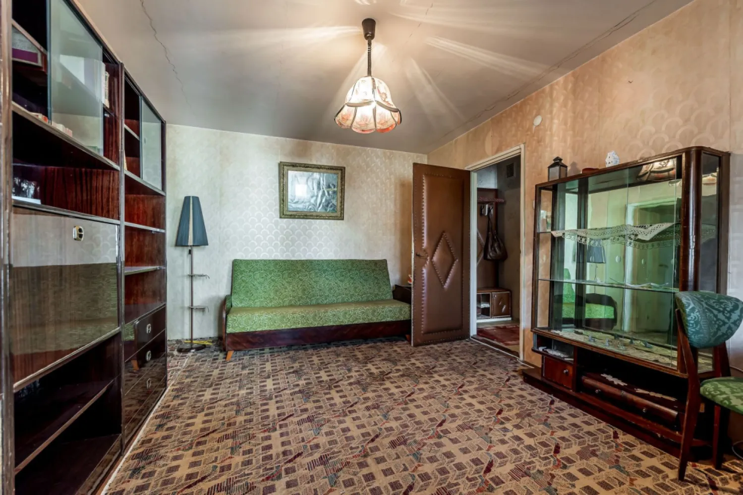 Apartament 2 camere Ultracentral – Bvd Revoluției, Etaj 1 - COMISION 0 - Vă propun spre vânzare un apartament cu 2 camere, situat într-una dintre cele mai căutate zone ale orașului – Ultracentral, pe Bulevardul Revoluției din Arad. Imobilul este amplasat la etajul 1 din 4, având o suprafață utilă de 46 mp și o compartimentare semidecomandată. Este alcătuit din: - sufragerie luminoasă cu ieșire pe balcon - dormitor - bucătărie - baie cu geam - 2 holuri Apartamentul dispune de geamuri termopan, un aparat de aer condiționat, iar încălzirea se realizează prin sistemul de termoficare al orașului, existând și posibilitatea montării unei centrale termice pe gaz. Avantaje principale: - locație ultracentrală, ideală atât pentru locuit, cât și pentru investiție - etaj intermediar (1/4), ușor accesibil Pentru mai multe detalii sau pentru a programa o vizionare, vă stau la dispoziție: 0755 274 519 - Daniel Hord – Consultant imobiliar Nu dispui de toată suma? Te ajutăm noi gratuit! Îți obținem oferte de la 16 bănci. Ai o proprietate de vânzare în Arad și vrei să știi cât valorează cu adevărat? Sună-mă pentru o evaluare gratuită, fără obligații. Birou: ACASĂ | Agenție imobiliară Arad Bulevardul Decebal 2, Arad 310133 }}