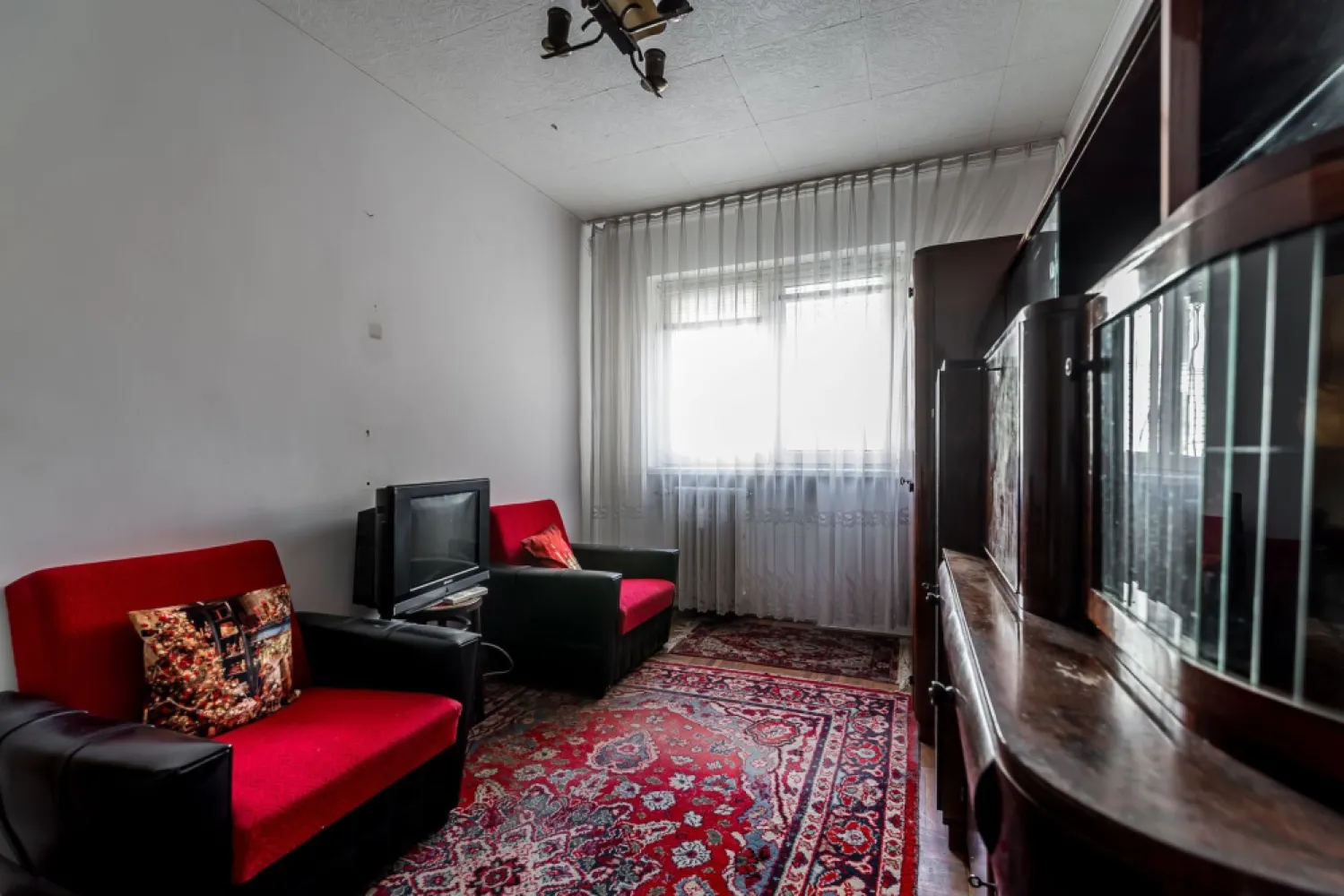 Apartament 2 camere Ultracentral – Bvd Revoluției, Etaj 1 - COMISION 0 - Vă propun spre vânzare un apartament cu 2 camere, situat într-una dintre cele mai căutate zone ale orașului – Ultracentral, pe Bulevardul Revoluției din Arad. Imobilul este amplasat la etajul 1 din 4, având o suprafață utilă de 46 mp și o compartimentare semidecomandată. Este alcătuit din: - sufragerie luminoasă cu ieșire pe balcon - dormitor - bucătărie - baie cu geam - 2 holuri Apartamentul dispune de geamuri termopan, un aparat de aer condiționat, iar încălzirea se realizează prin sistemul de termoficare al orașului, existând și posibilitatea montării unei centrale termice pe gaz. Avantaje principale: - locație ultracentrală, ideală atât pentru locuit, cât și pentru investiție - etaj intermediar (1/4), ușor accesibil Pentru mai multe detalii sau pentru a programa o vizionare, vă stau la dispoziție: 0755 274 519 - Daniel Hord – Consultant imobiliar Nu dispui de toată suma? Te ajutăm noi gratuit! Îți obținem oferte de la 16 bănci. Ai o proprietate de vânzare în Arad și vrei să știi cât valorează cu adevărat? Sună-mă pentru o evaluare gratuită, fără obligații. Birou: ACASĂ | Agenție imobiliară Arad Bulevardul Decebal 2, Arad 310133 }}