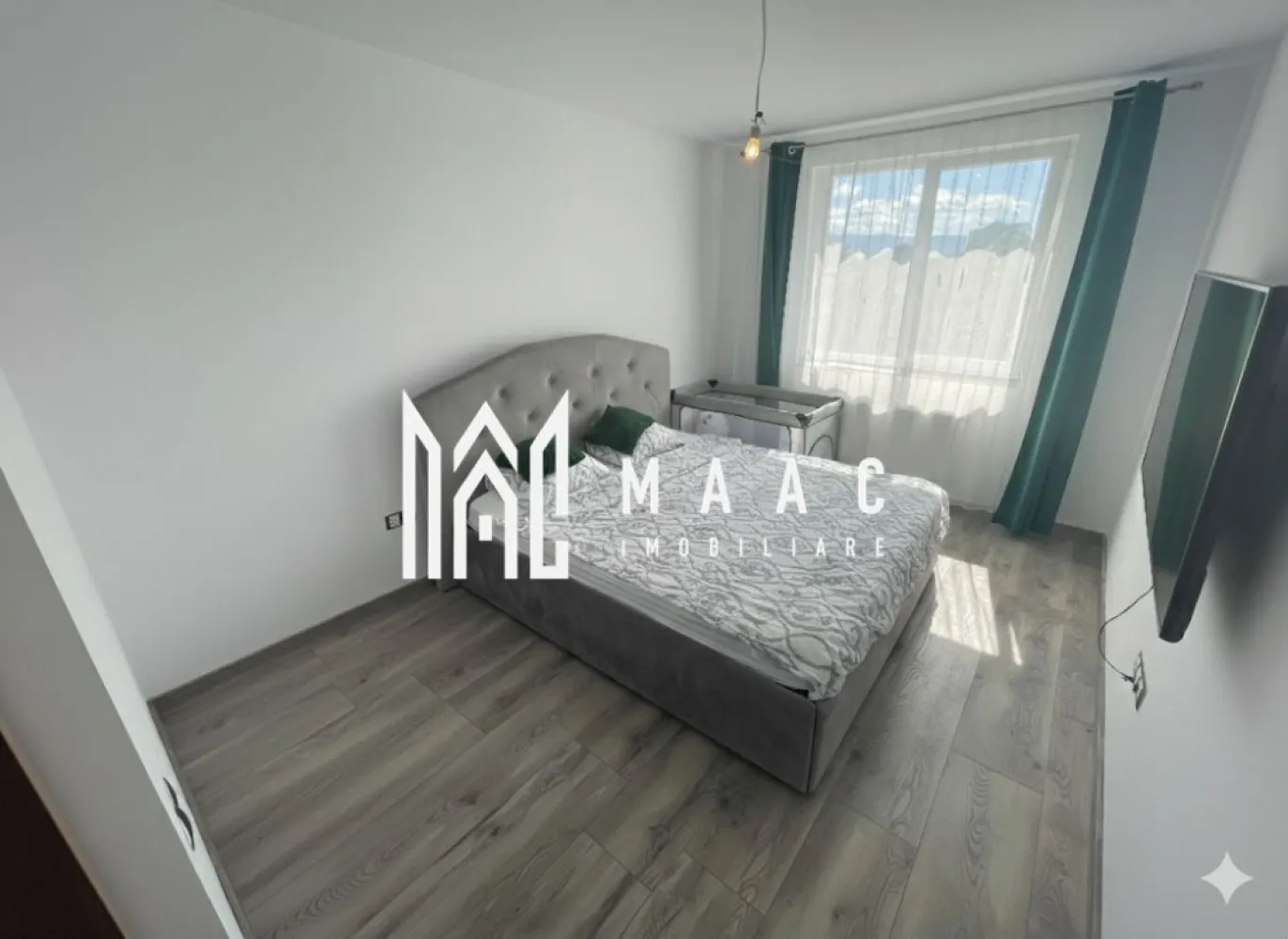 BLACK FRIDAY I Apartament 3 Camere I Loc de Parcare I Arhitectilor - 🔥 BLACK FRIDAY - Profită de cea mai bună perioadă din an pentru a deveni proprietar! Reducere de 6.000 euro Pret vechi - 118.000 euro Pret promotional - 111.999 euro MAAC Imobiliare vă propune spre vânzare un apartament cu 3 camere, situat la parterul unui bloc izolat exterior, într-o zonă liniștită, cu acces facil către punctele de interes din oraș, si cu statii de autobuz in imediata apropiere. Apartamentul este poziționat central pe nivel, ceea ce asigură un confort termic excelent și costuri reduse de întreținere, mai ales în sezonul rece. Caracteristici principale: Suprafață utilă: 62 mp Living cu bucătărie open space: 24.6 mp Dormitor matrimonial: 14.4 mp, cu spațiu dedicat pentru dressing sau baie secundară (2.6 mp) Dormitor secundar: 12 mp Baie principală: 4.4 mp Hol: 4 mp Balcon: 4 mp, cu vedere panoramică spre munți Loc de parcare inclus în preț Predare la cheie, nemobilat Dotări și beneficii: Centrală termică proprie Încălzire prin calorifere Apartament izolat termic pe exterior Costuri reduse la întreținere Vedere deschisă spre munți Parter, ideal pentru familii sau persoane în căutarea unui acces facil Locuința se predă nemobilată, ceea ce oferă posibilitatea personalizării în funcție de preferințele viitorului proprietar. Pentru mai multe detalii sau pentru a programa o vizionare, nu ezitați să ne contactați. Menționați ID-ul anunțului: CP2681871. }}