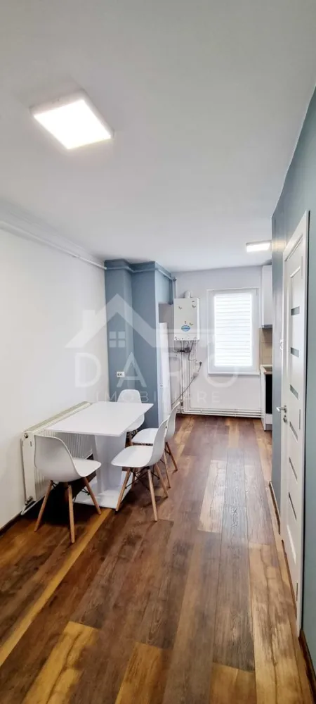 🔥 Garsonieră smart 1 cameră + mini dormitor | Tudor | Liniște totală - 🔥 Garsonieră smart 1 cameră + mini dormitor | Tudor | Liniște totală Dacă vrei ceva mic, dar foarte bine organizat, într-o zonă liniștită – asta e o alegere super inspirată 👇 📍 Str. Transilvania – cartier Tudor 💰 310 €/lună 🏡 Apartament 30 mp utili, situat la parter, într-o zonă retrasă de la trafic – ideal pentru liniște și confort. ✨ Compartimentare inteligentă: ✔ cameră principală (living spațios) ✔ 🔥 balcon închis transformat în mini dormitor ✔ bucătărie separată, generoasă ✔ zonă de dining distinctă ✔ baie modernă cu cabină de duș 💎 Avantaje care contează: ✔ compartimentare practică – simți că ai 2 spații, nu doar o garsonieră ✔ renovat recent ✔ pardoseală izolată → confort termic ✔ multă lumină naturală ✔ bucătărie mare (rar la acest tip de apartament) ✔ zonă verde în jurul blocului 🌿 📍 Locație excelentă: ✔ 350 m de Universitatea Dimitrie Cantemir 🎓 ✔ zonă liniștită, ferită de zgomot ✔ acces rapid la transport, magazine 🧠 Ideal pentru: ✔ studenți ✔ persoane singure ✔ cuplu 📅 Disponibil imediat ⚠️ La acest preț + compartimentare, se închiriază rapid! 🤝 Proprietate promovată prin DARO Imobiliare 📞 Sună acum pentru vizionare: Coman Maria – DARO Imobiliare 📱 0749 535 729 }}