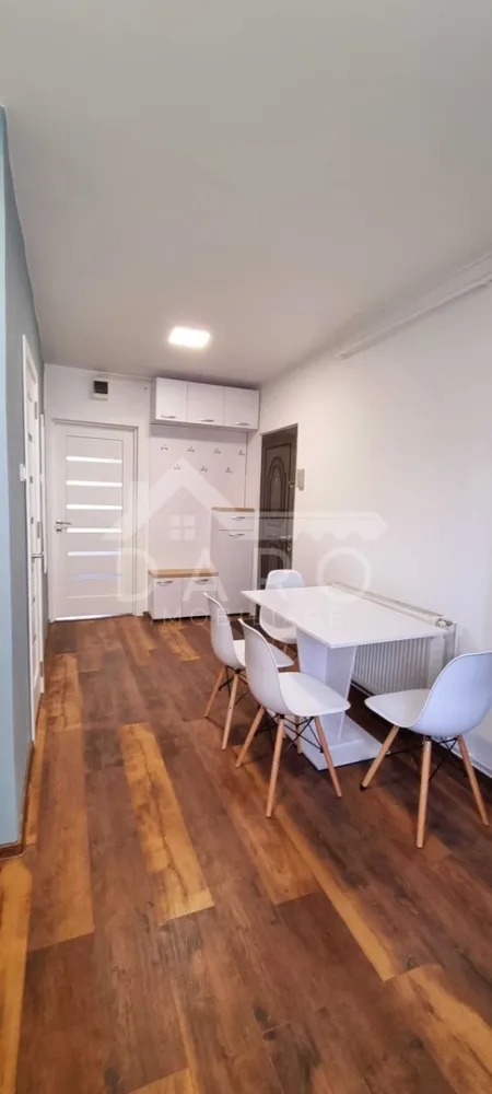 🔥 Garsonieră smart 1 cameră + mini dormitor | Tudor | Liniște totală - 🔥 Garsonieră smart 1 cameră + mini dormitor | Tudor | Liniște totală Dacă vrei ceva mic, dar foarte bine organizat, într-o zonă liniștită – asta e o alegere super inspirată 👇 📍 Str. Transilvania – cartier Tudor 💰 310 €/lună 🏡 Apartament 30 mp utili, situat la parter, într-o zonă retrasă de la trafic – ideal pentru liniște și confort. ✨ Compartimentare inteligentă: ✔ cameră principală (living spațios) ✔ 🔥 balcon închis transformat în mini dormitor ✔ bucătărie separată, generoasă ✔ zonă de dining distinctă ✔ baie modernă cu cabină de duș 💎 Avantaje care contează: ✔ compartimentare practică – simți că ai 2 spații, nu doar o garsonieră ✔ renovat recent ✔ pardoseală izolată → confort termic ✔ multă lumină naturală ✔ bucătărie mare (rar la acest tip de apartament) ✔ zonă verde în jurul blocului 🌿 📍 Locație excelentă: ✔ 350 m de Universitatea Dimitrie Cantemir 🎓 ✔ zonă liniștită, ferită de zgomot ✔ acces rapid la transport, magazine 🧠 Ideal pentru: ✔ studenți ✔ persoane singure ✔ cuplu 📅 Disponibil imediat ⚠️ La acest preț + compartimentare, se închiriază rapid! 🤝 Proprietate promovată prin DARO Imobiliare 📞 Sună acum pentru vizionare: Coman Maria – DARO Imobiliare 📱 0749 535 729 }}