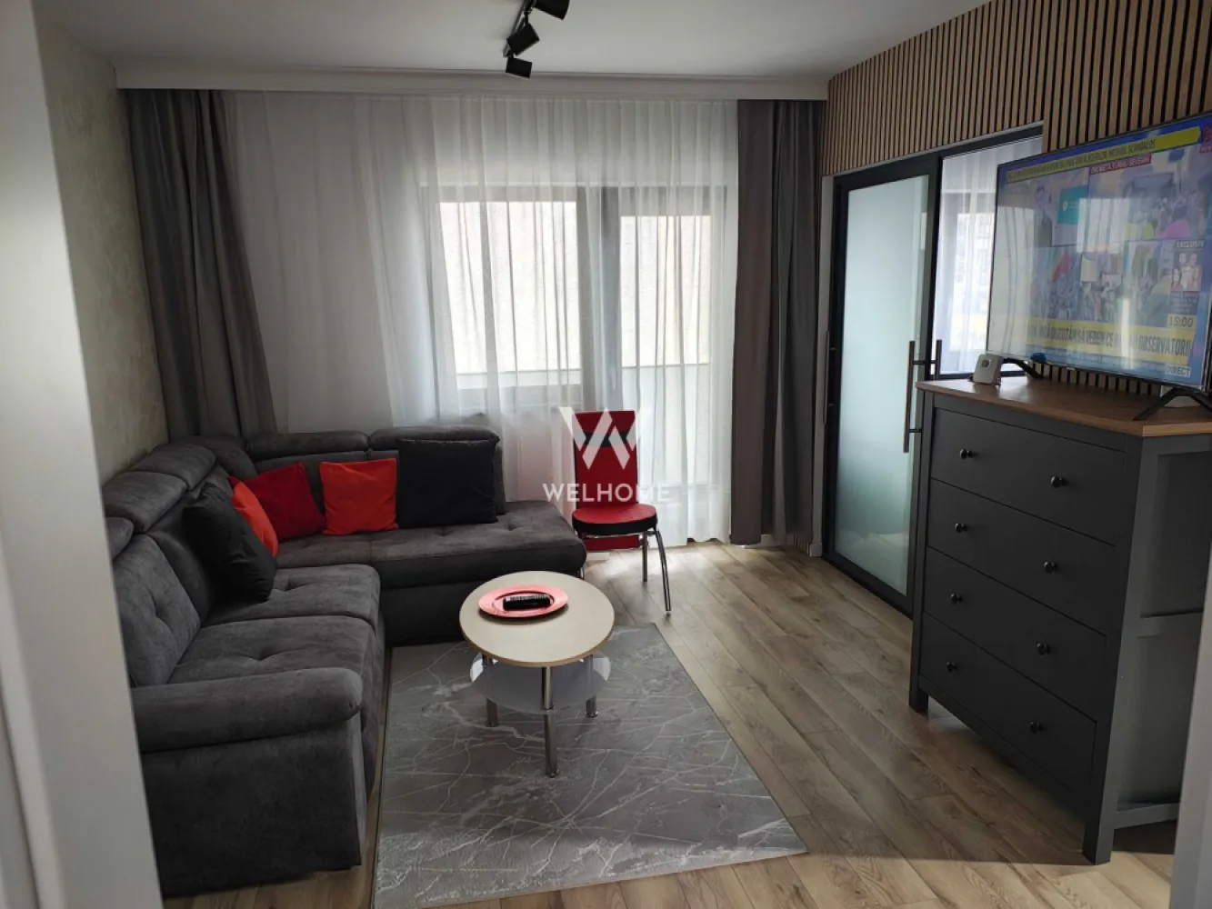 Apartament 3 camere,la vila,Selimbar - Welhome Imobiliare vă propune spre vânzare un apartament modern cu 3 camere, decomandat, situat în Sibiu, în zona Șelimbăr, poziționat la etajul 1 al unui imobil nou, cu regim de înălțime Parter + 1 Etaj, edificat în anul 2025 pe structură din cărămidă. Proprietatea beneficiază de o suprafață utilă de 54 mp, completată de două balcoane însumând 4 mp, oferind un plus de confort și lumină naturală. ⸻ Compartimentare eficientă: • Living generos, cu acces către balcon • Bucătărie separată • Baie modernă • Dormitor matrimonial cu ieșire pe balcon • Dormitor secundar, de asemenea cu balcon ⸻ Finisaje de calitate superioară: • Ușă de acces metalică • Uși interioare tip celular • Tâmplărie PVC cu geam termopan • Pereți finisați cu vopsea lavabilă și faianță • Pardoseli din parchet și gresie premium ⸻ Dotări și utilități complete: • Bucătărie complet mobilată și utilată • Apartament mobilat integral • Utilități: curent electric, apă, gaz, canalizare, CATV, internet și fibră optică • Izolație termică exterioară • Contorizare individuală (apă, gaz, electricitate) • Imobil dotat cu interfon Încălzirea este asigurată prin centrală proprie, cu sistem de încălzire în pardoseală, oferind un confort termic ridicat. ⸻ Modalități de plată: numerar sau credit bancar Preț: 153.700 € ⸻ 📞 Persoană de contact: Cosmin 📱 Telefon: 0771026003 }}