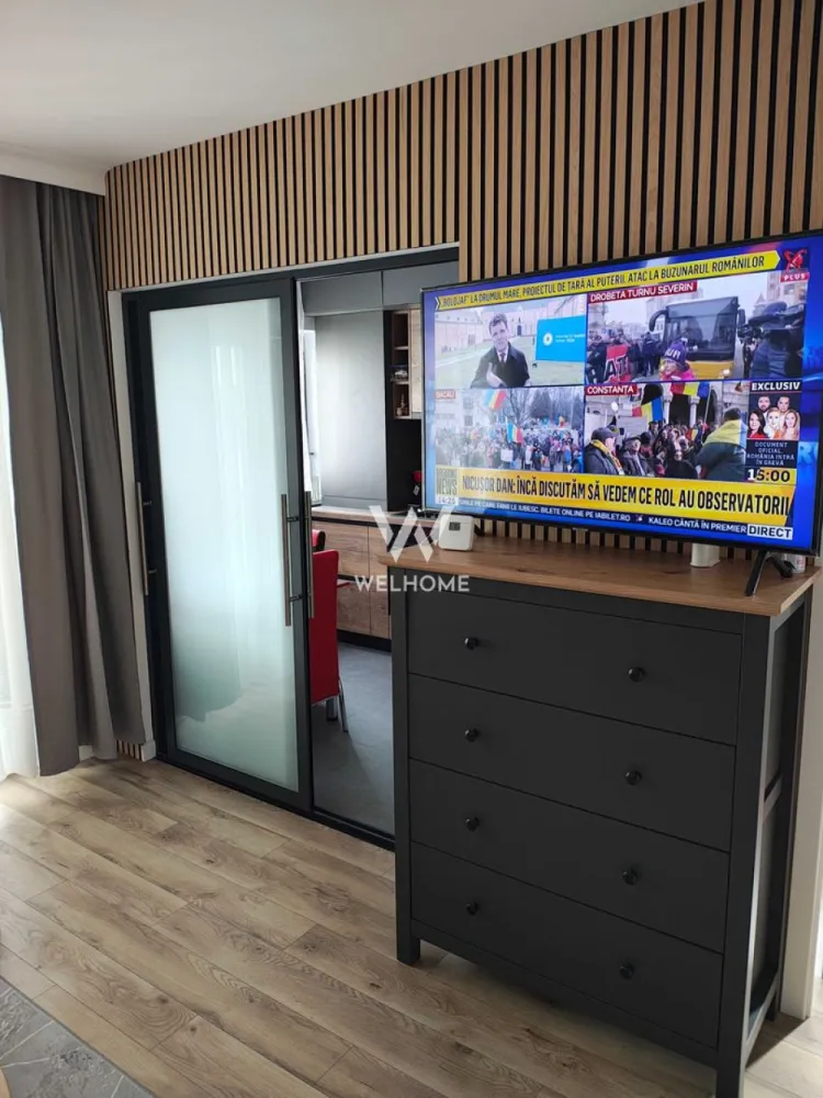 Apartament 3 camere,la vila,Selimbar - Welhome Imobiliare vă propune spre vânzare un apartament modern cu 3 camere, decomandat, situat în Sibiu, în zona Șelimbăr, poziționat la etajul 1 al unui imobil nou, cu regim de înălțime Parter + 1 Etaj, edificat în anul 2025 pe structură din cărămidă. Proprietatea beneficiază de o suprafață utilă de 54 mp, completată de două balcoane însumând 4 mp, oferind un plus de confort și lumină naturală. ⸻ Compartimentare eficientă: • Living generos, cu acces către balcon • Bucătărie separată • Baie modernă • Dormitor matrimonial cu ieșire pe balcon • Dormitor secundar, de asemenea cu balcon ⸻ Finisaje de calitate superioară: • Ușă de acces metalică • Uși interioare tip celular • Tâmplărie PVC cu geam termopan • Pereți finisați cu vopsea lavabilă și faianță • Pardoseli din parchet și gresie premium ⸻ Dotări și utilități complete: • Bucătărie complet mobilată și utilată • Apartament mobilat integral • Utilități: curent electric, apă, gaz, canalizare, CATV, internet și fibră optică • Izolație termică exterioară • Contorizare individuală (apă, gaz, electricitate) • Imobil dotat cu interfon Încălzirea este asigurată prin centrală proprie, cu sistem de încălzire în pardoseală, oferind un confort termic ridicat. ⸻ Modalități de plată: numerar sau credit bancar Preț: 153.700 € ⸻ 📞 Persoană de contact: Cosmin 📱 Telefon: 0771026003 }}