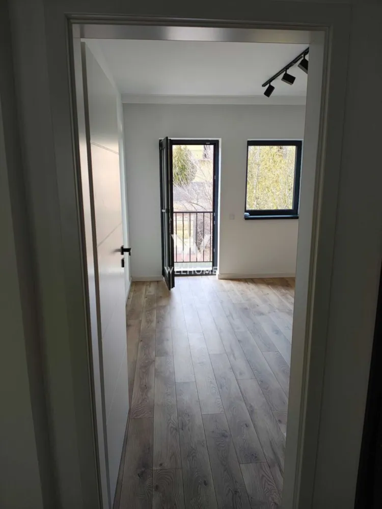 Apartament 3 camere,la vila,Selimbar - Welhome Imobiliare vă propune spre vânzare un apartament modern cu 3 camere, decomandat, situat în Sibiu, în zona Șelimbăr, poziționat la etajul 1 al unui imobil nou, cu regim de înălțime Parter + 1 Etaj, edificat în anul 2025 pe structură din cărămidă. Proprietatea beneficiază de o suprafață utilă de 54 mp, completată de două balcoane însumând 4 mp, oferind un plus de confort și lumină naturală. ⸻ Compartimentare eficientă: • Living generos, cu acces către balcon • Bucătărie separată • Baie modernă • Dormitor matrimonial cu ieșire pe balcon • Dormitor secundar, de asemenea cu balcon ⸻ Finisaje de calitate superioară: • Ușă de acces metalică • Uși interioare tip celular • Tâmplărie PVC cu geam termopan • Pereți finisați cu vopsea lavabilă și faianță • Pardoseli din parchet și gresie premium ⸻ Dotări și utilități complete: • Bucătărie complet mobilată și utilată • Apartament mobilat integral • Utilități: curent electric, apă, gaz, canalizare, CATV, internet și fibră optică • Izolație termică exterioară • Contorizare individuală (apă, gaz, electricitate) • Imobil dotat cu interfon Încălzirea este asigurată prin centrală proprie, cu sistem de încălzire în pardoseală, oferind un confort termic ridicat. ⸻ Modalități de plată: numerar sau credit bancar Preț: 153.700 € ⸻ 📞 Persoană de contact: Cosmin 📱 Telefon: 0771026003 }}