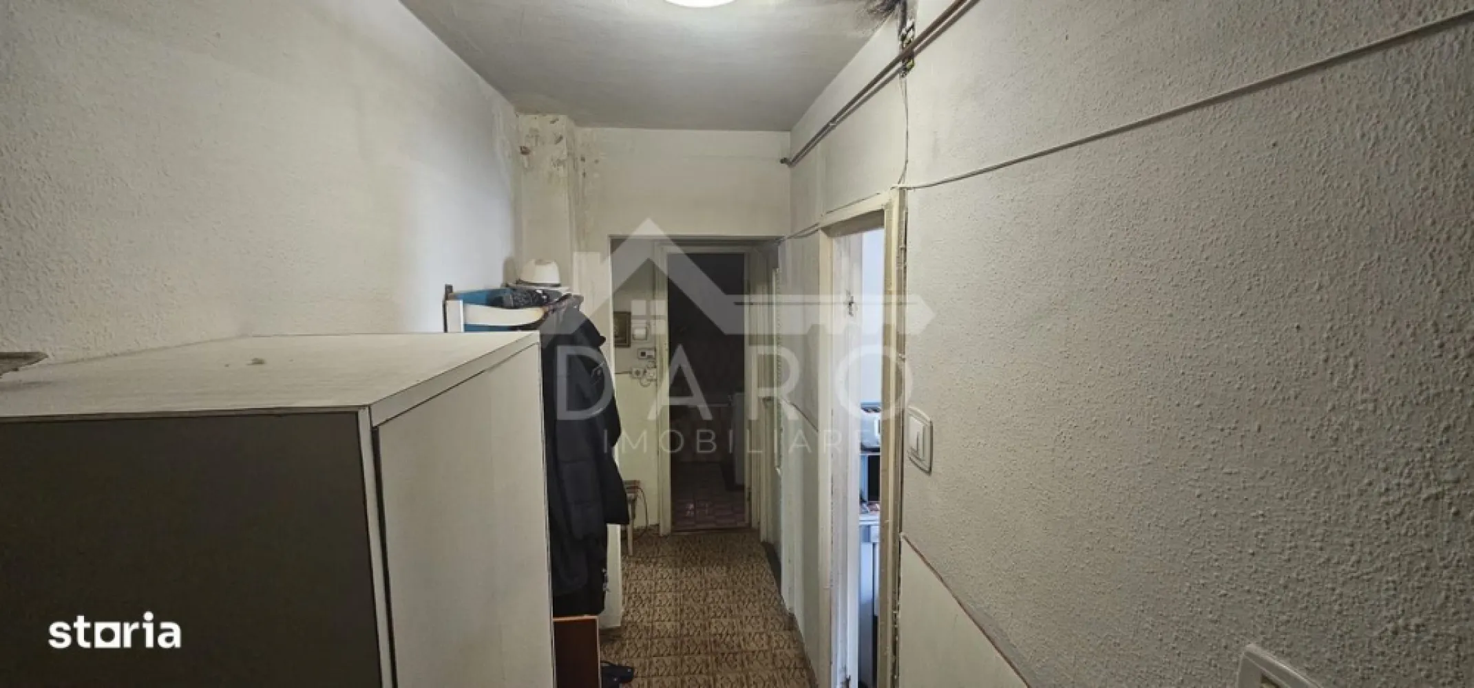 🔥 Apartament 2 camere decomandat | Tudor | 52 mp | Preț NEGOCIABIL - 🔥 Apartament 2 camere decomandat | Tudor | 52 mp | Preț NEGOCIABIL Dacă îți dorești un apartament bine poziționat, spațios și cu potențial, în unul dintre cele mai căutate cartiere din Târgu Mureș – asta este o alegere foarte bună 👇 📍 Str. Muncii – cartier Tudor Vladimirescu 💰 76.500 € (negociabil) 🏡 Apartament 2 camere, decomandat, cu suprafață de 52 mp, situat la etajul 4 într-un bloc solid din beton. ✨ Compartimentare: ✔ living ✔ dormitor ✔ bucătărie ✔ baie ✔ hol ✔ balcon închis 💎 Avantaje: ✔ compartimentare decomandată (foarte căutată) ✔ acoperiș refăcut recent – fără probleme ✔ geamuri termopan ✔ ușă metalică ✔ izolație interioară spre balcon ✔ mobilat complet 🔥 Potențial mare (foarte important): ✔ proiect de gaz existent pentru centrală termică ✔ ideal pentru personalizare sau investiție 📍 Locație excelentă: ✔ la câteva minute de Lidl, Kaufland, Penny ✔ aproape de școli, farmacii, transport ✔ City Mall la ~10 minute de mers pe jos ✔ cartier foarte căutat pentru locuit și închiriere 🧠 Ideal pentru: ✔ locuință personală ✔ investiție (închiriere rapidă) ⚠️ Apartamentele decomandate în Tudor, la acest preț, se vând rapid! 📞 Detalii și vizionări: Coman Maria – DARO Imobiliare 📱 0749 535 729 }}